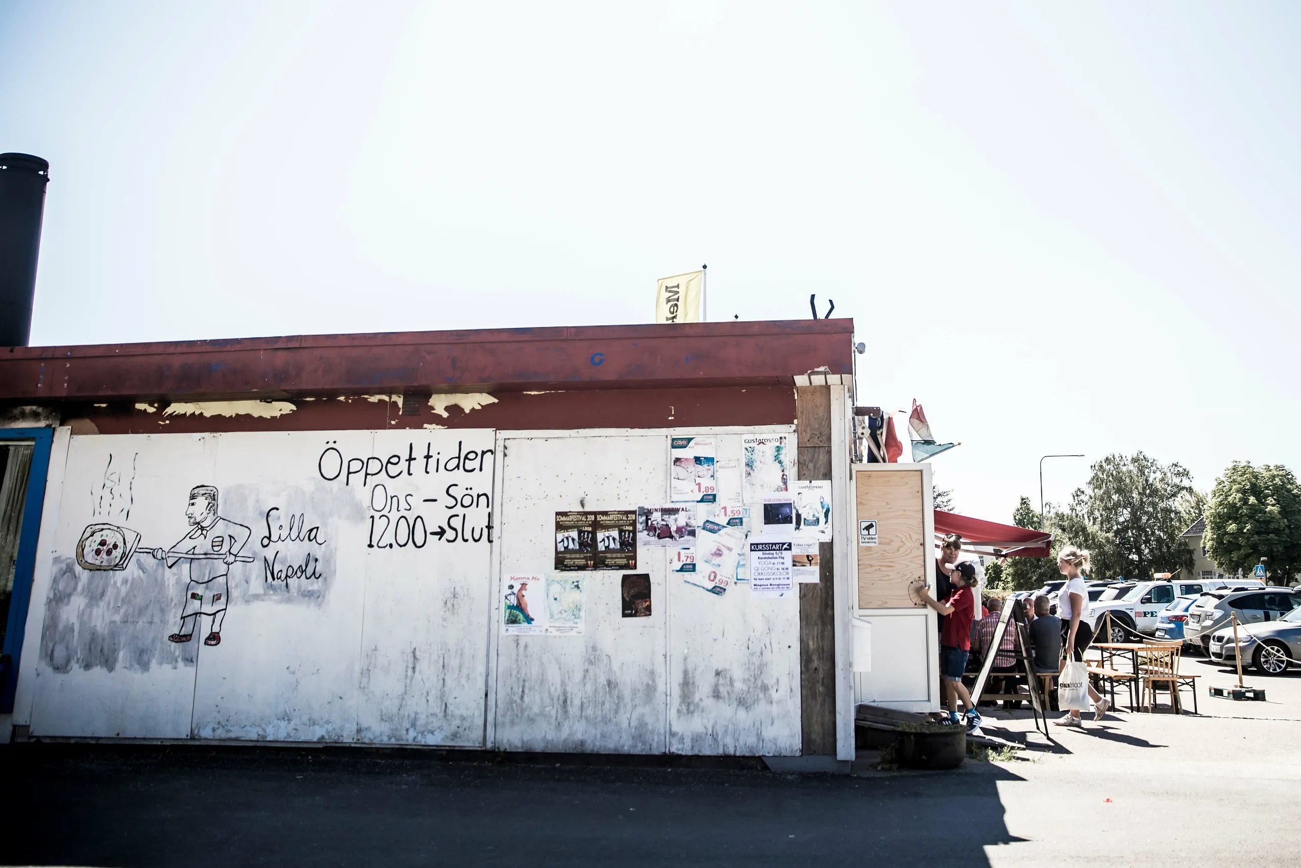 Den slitna fasaden på byggnaden som Lilla Napoli huserar i