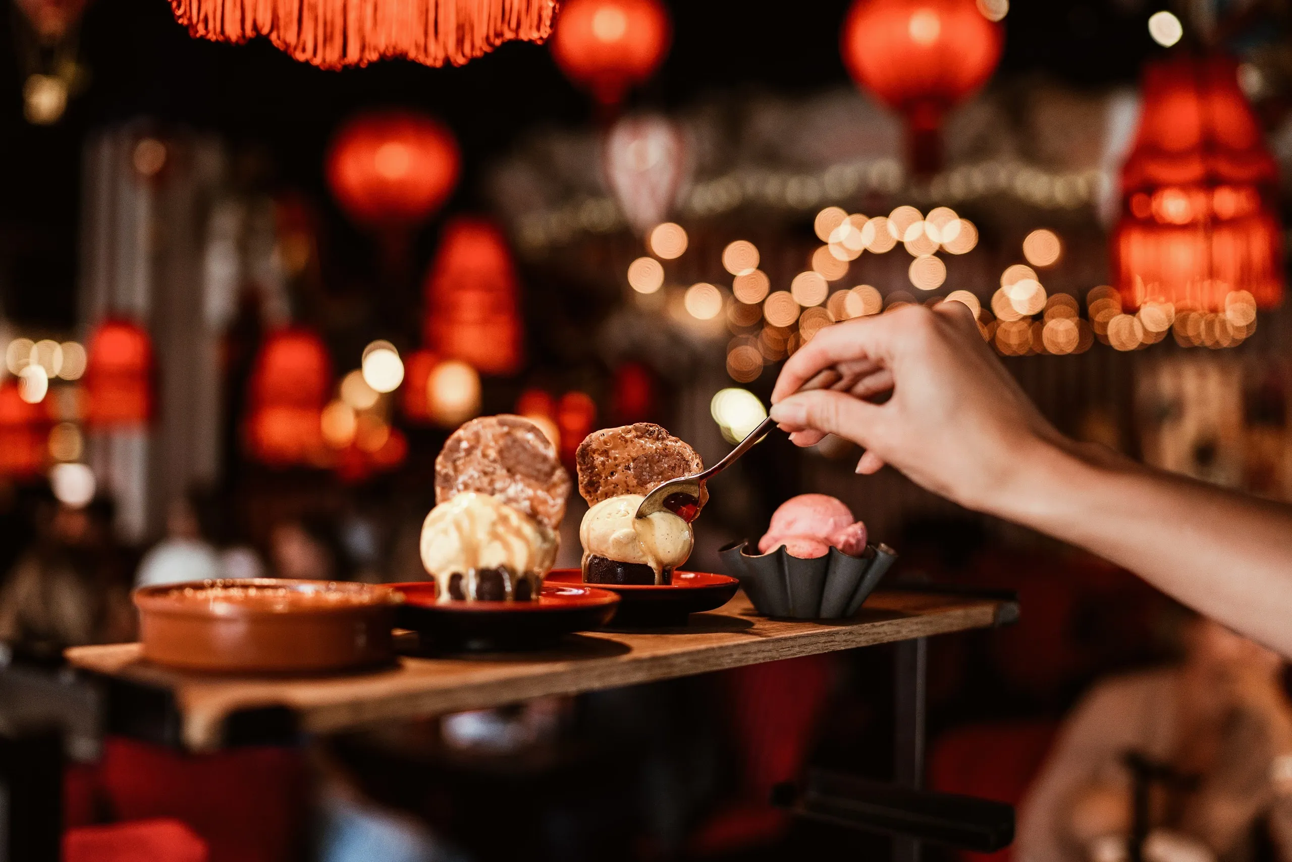 Hand som sätter ett rån o en bägare med glass.