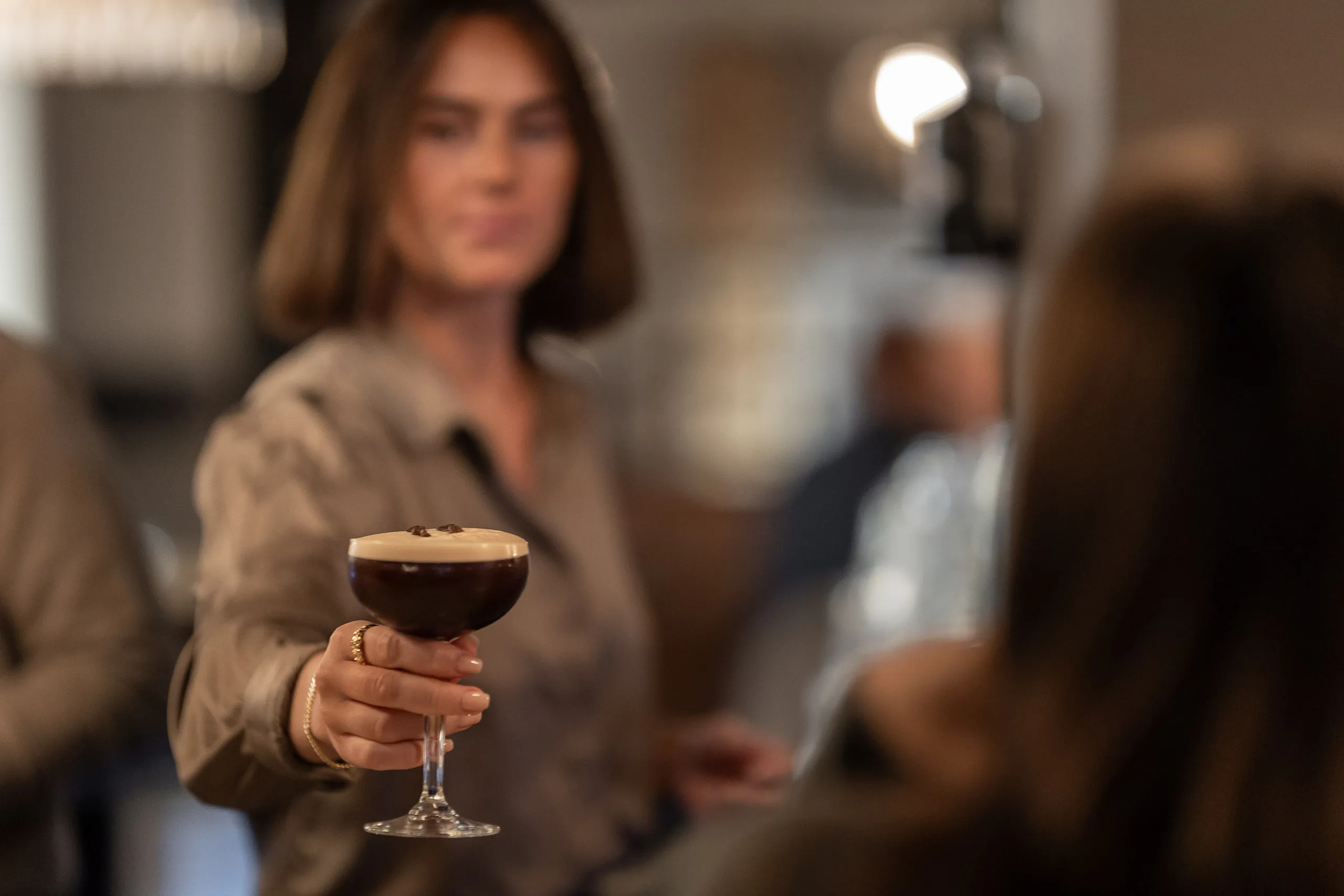 En kvinna håller en espresso martini