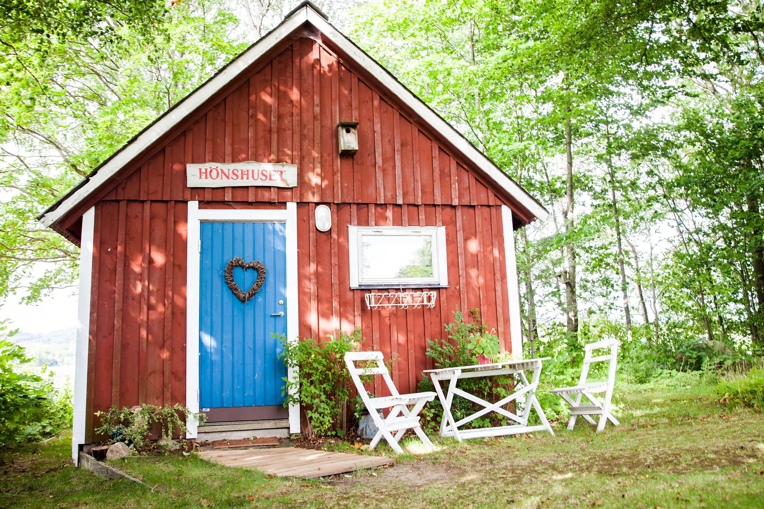 Liten röd stuga.
