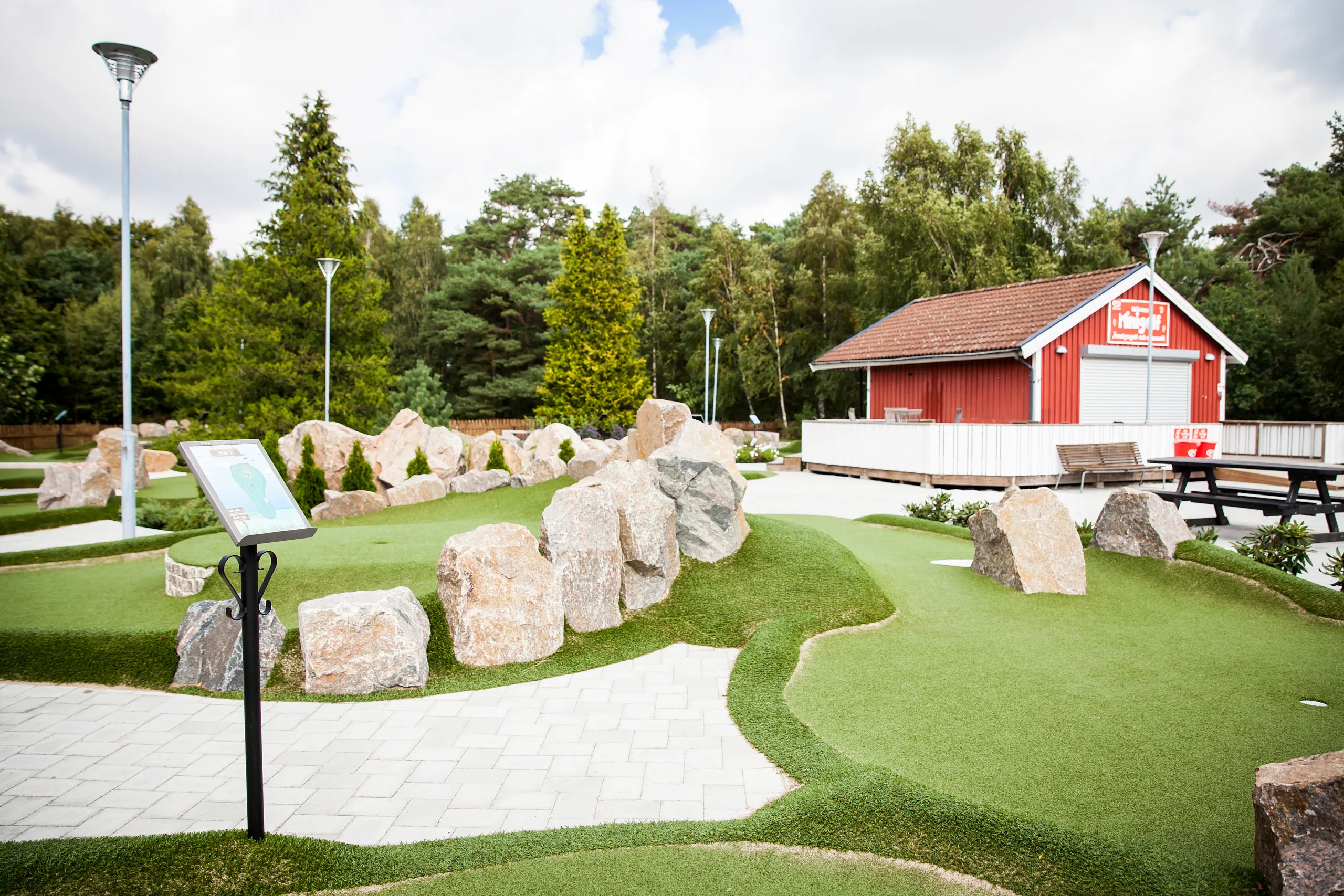 Minigolfbanor och glasskiosk på Vallarna