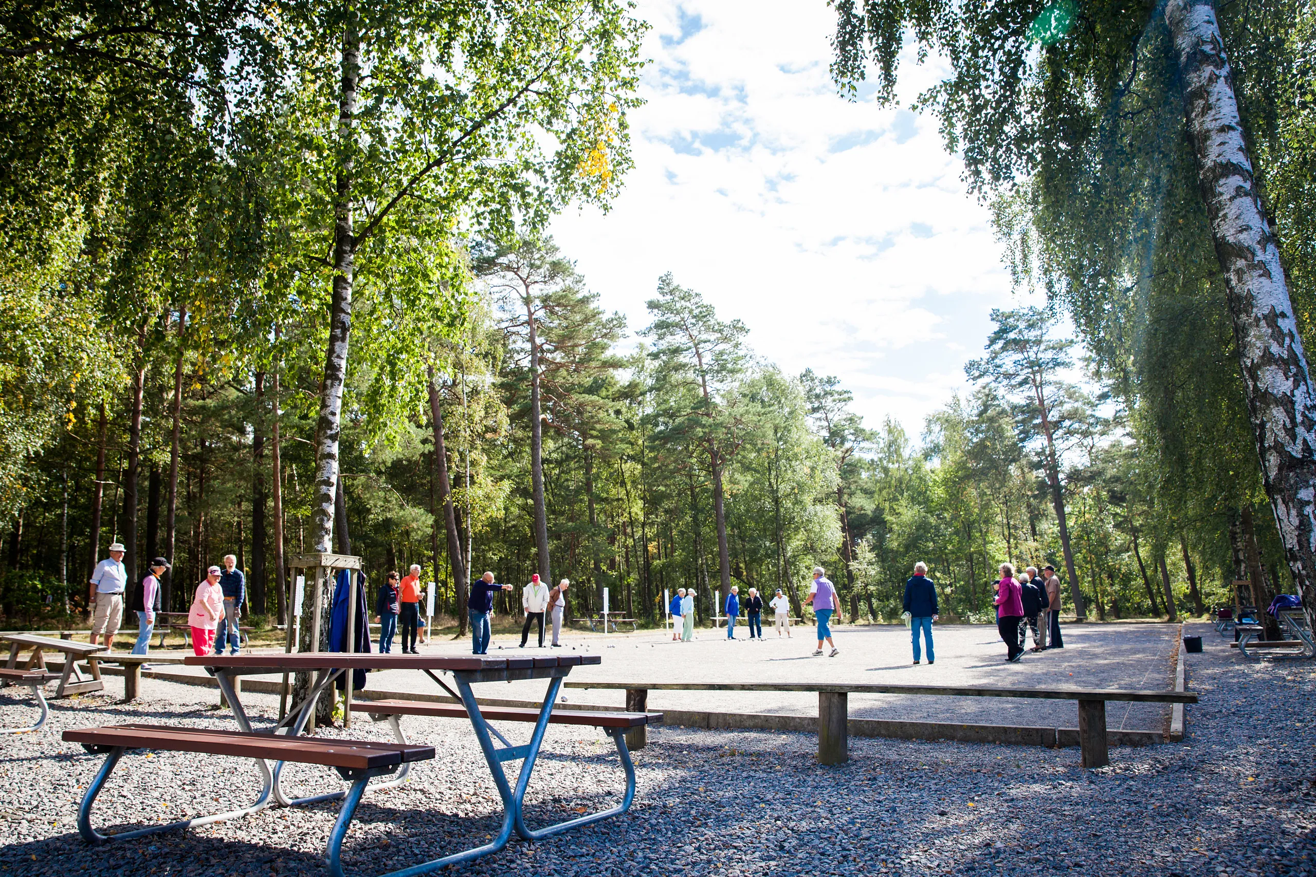 Människopr som spelar boule tillsammans