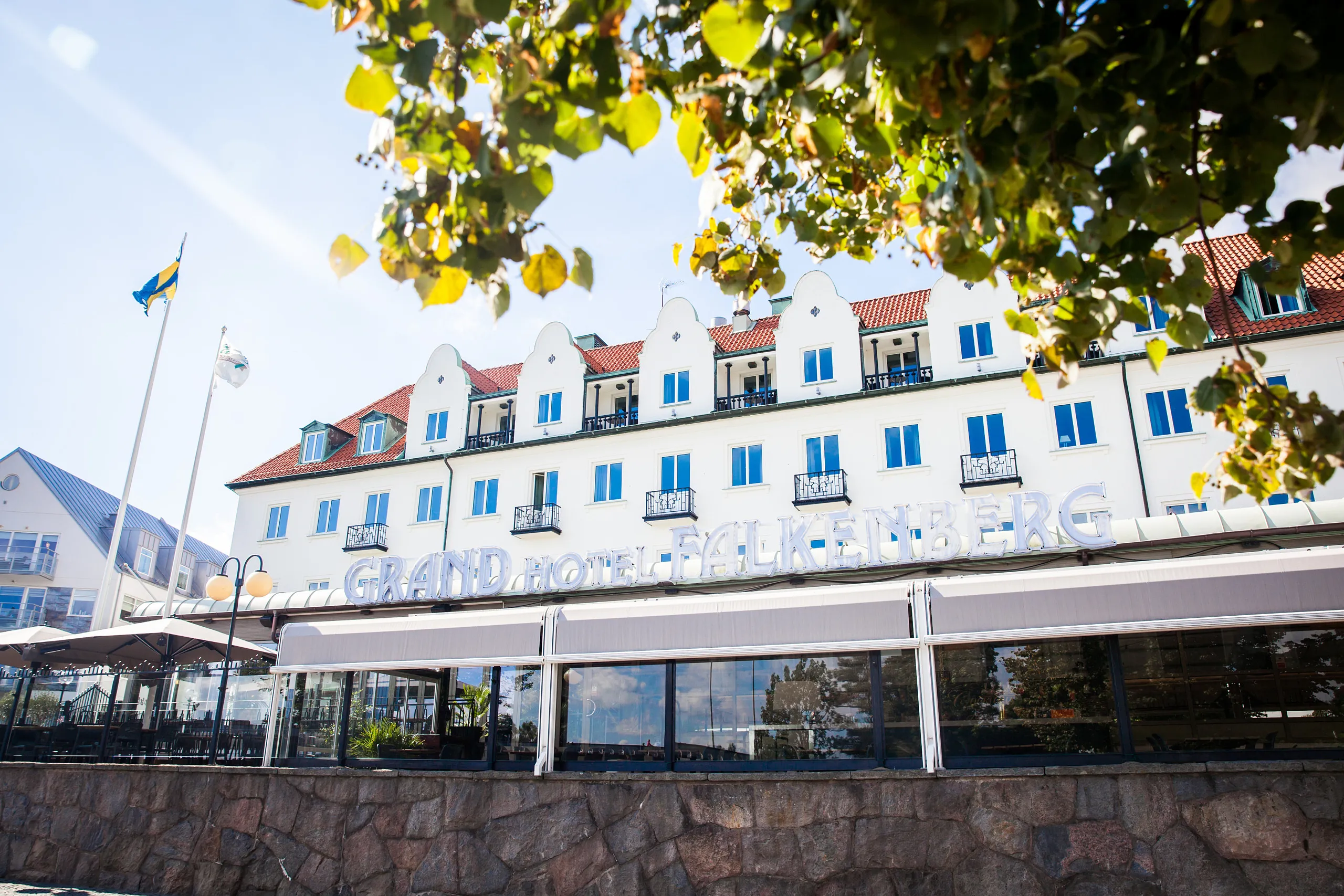 Vit fasad på Grand Hotel i Falkenberg.