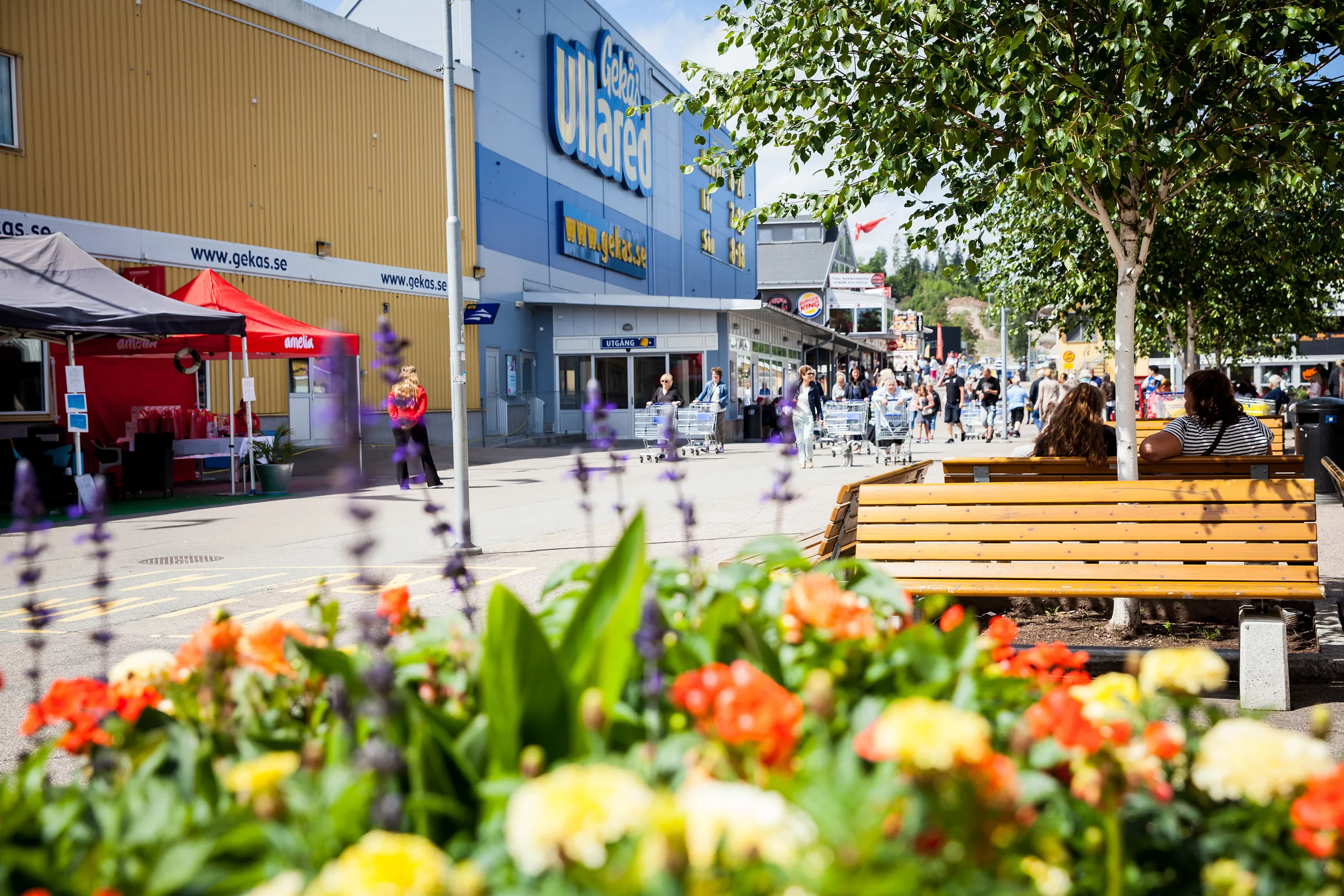 Framsidan på varuhuset gekås med människor i rörelse