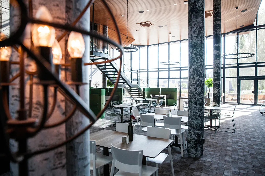 Restaurangmiljö med en lampa i förgrunden.