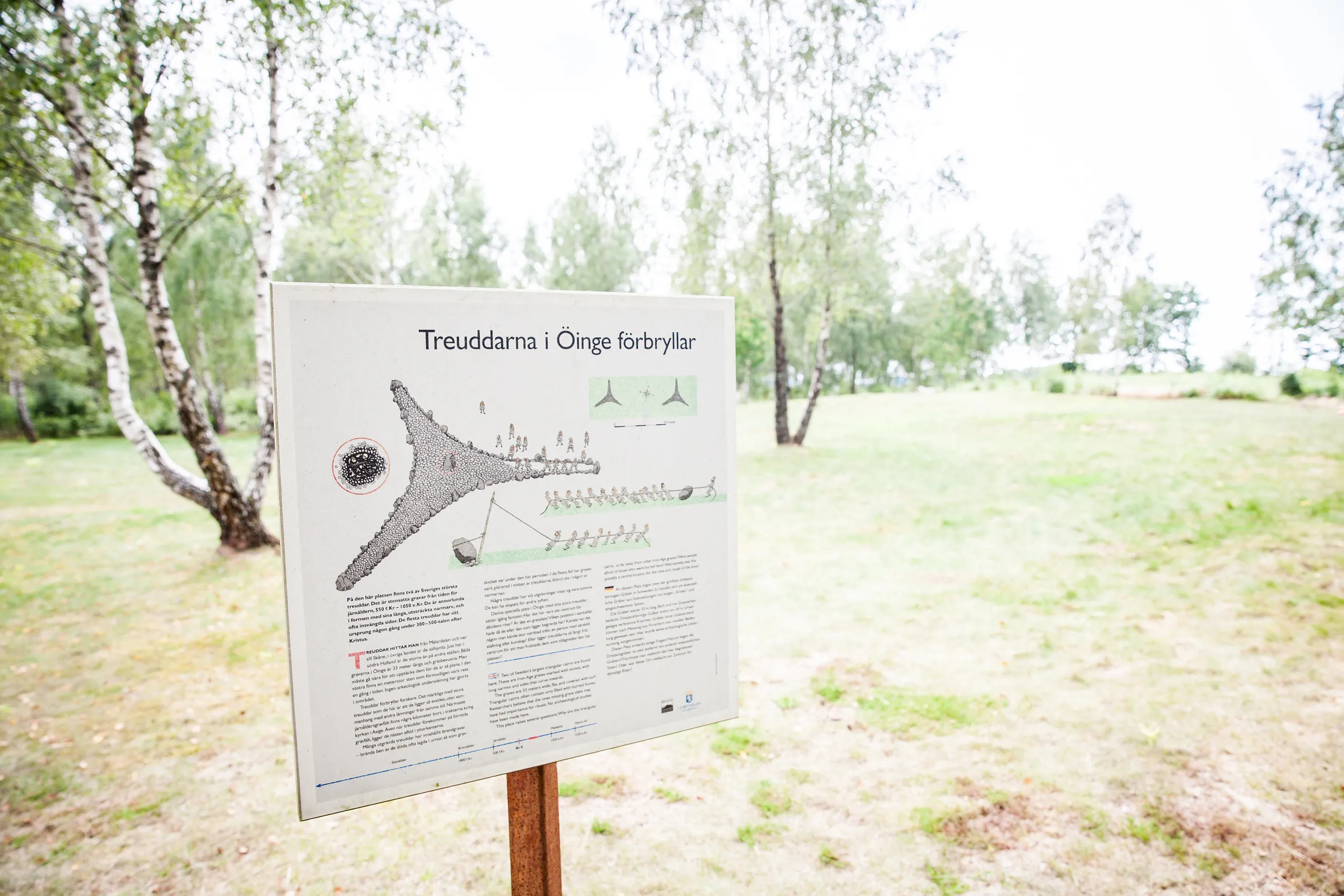 Informationstavla i Asige om Treuddar