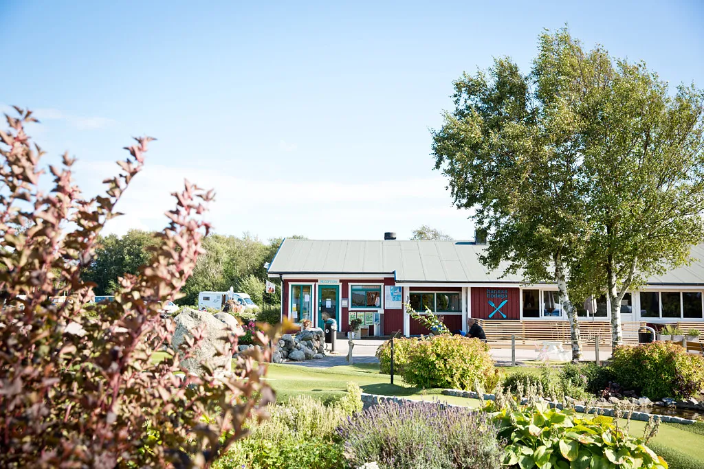 Receptionsbyggnad, framför en lummig äventyrsgolfbana.