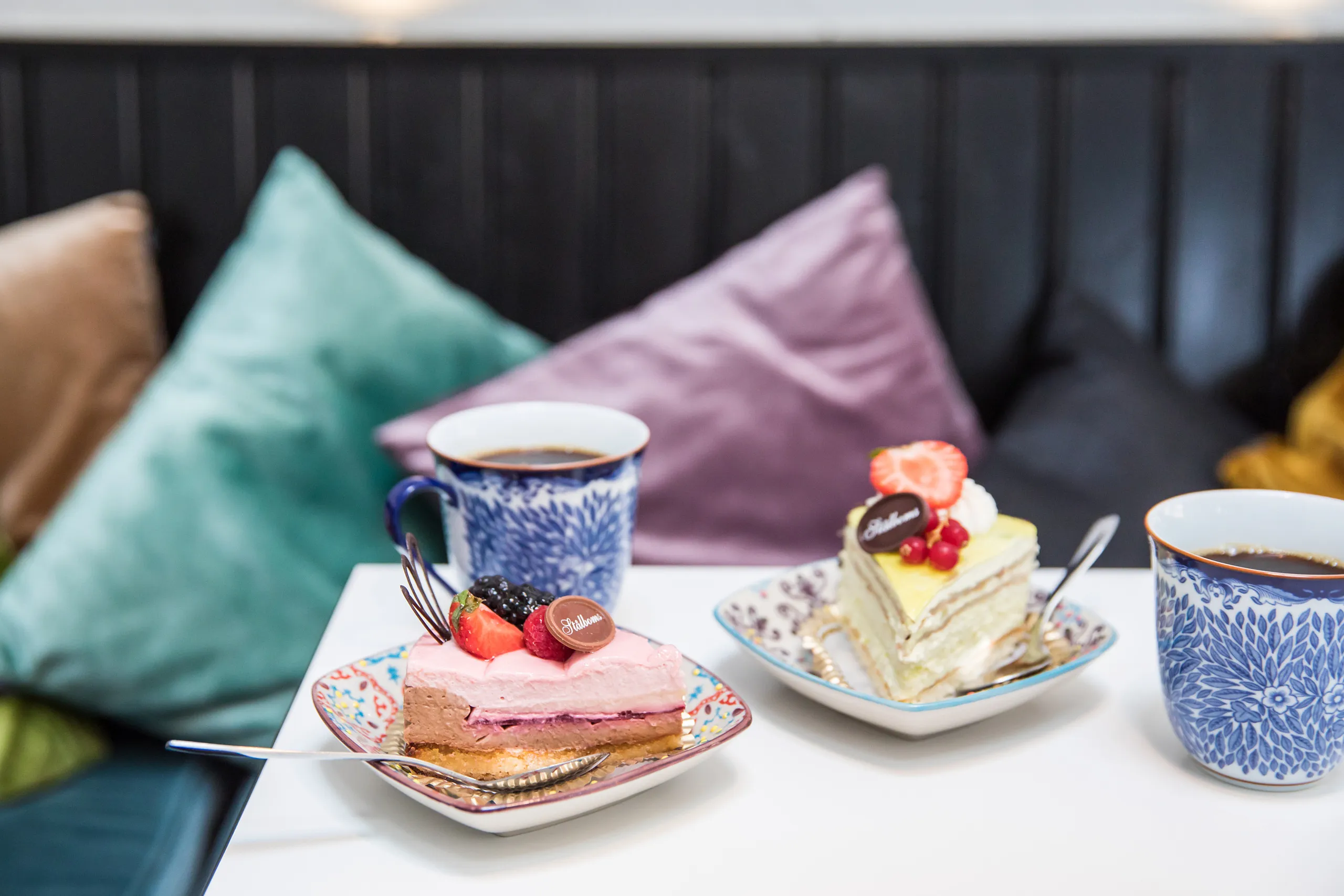 Två bakelser och två koppar med kaffe.