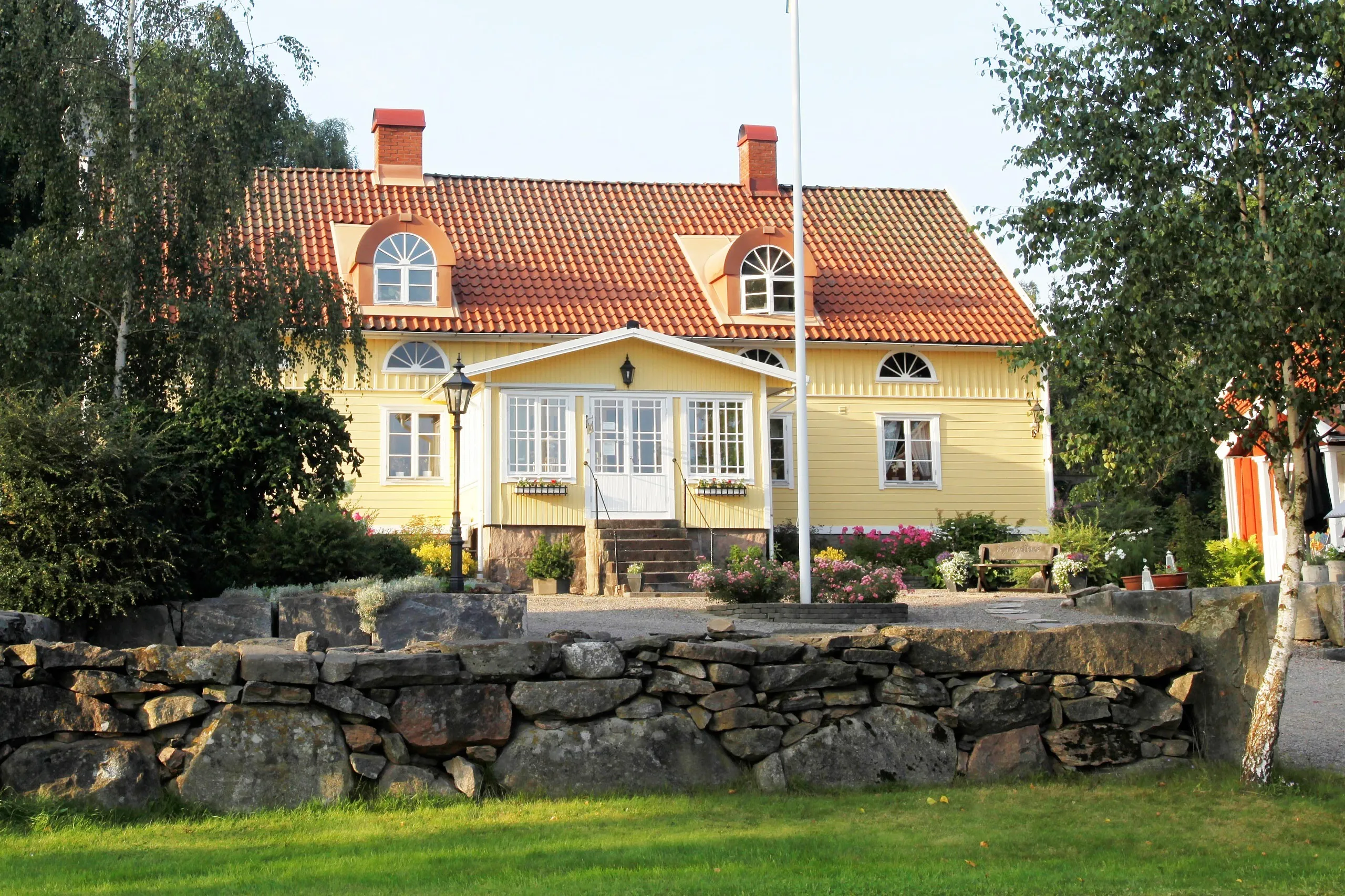 Gult hus med punchveranda.