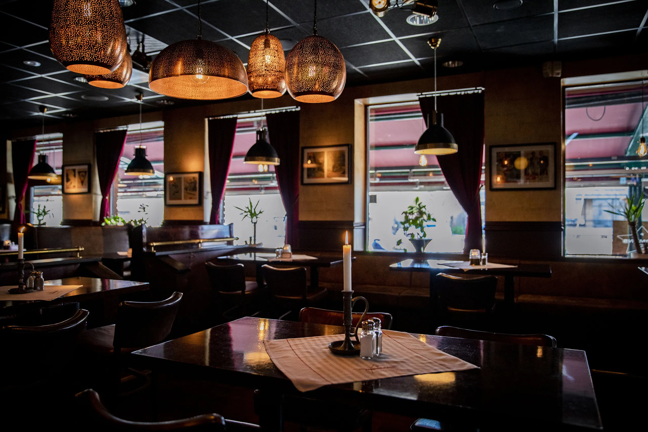 Mörk restaurangmiljö.