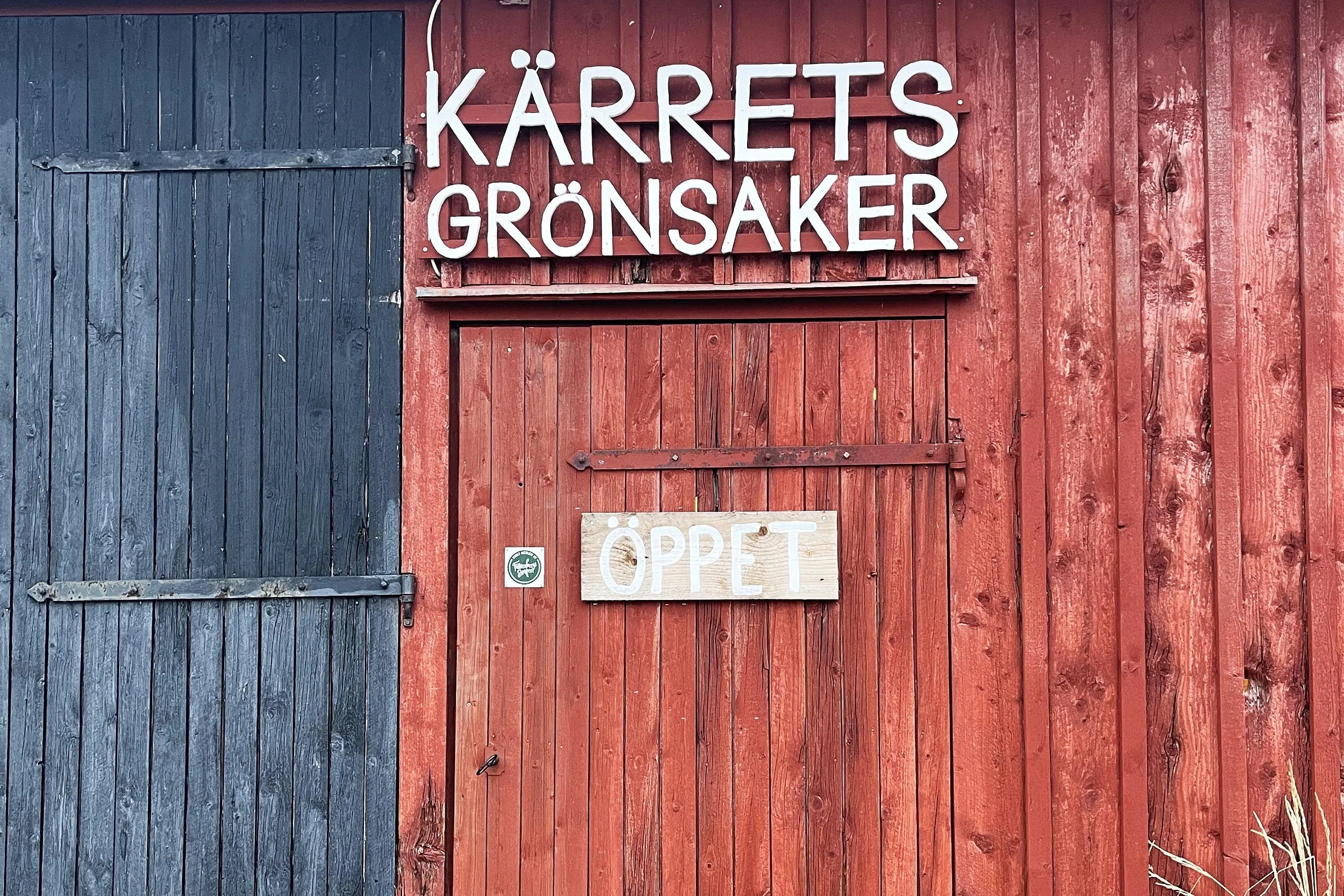 Dörr i röd lad in till gårdsbutik.