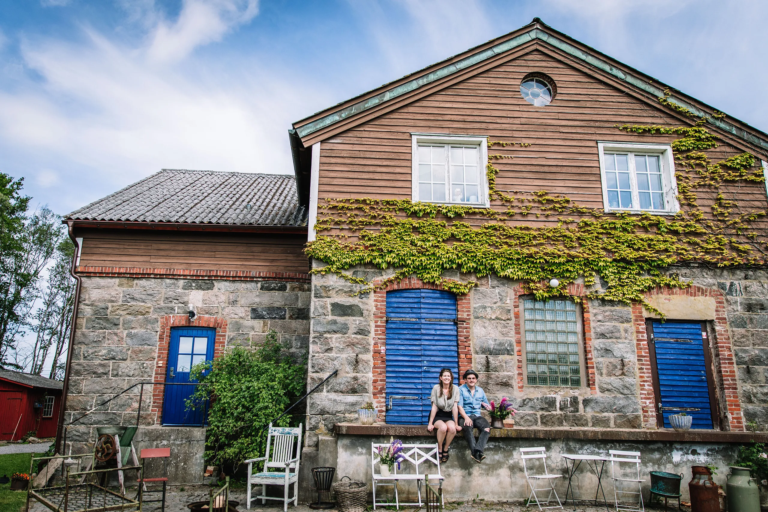 Stort gammalt sten -och trähus.