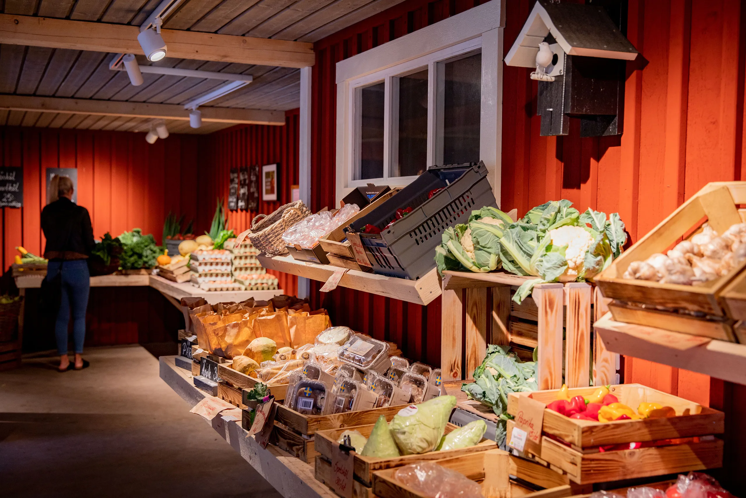 Gårdsbutik fylld med grönsaker.