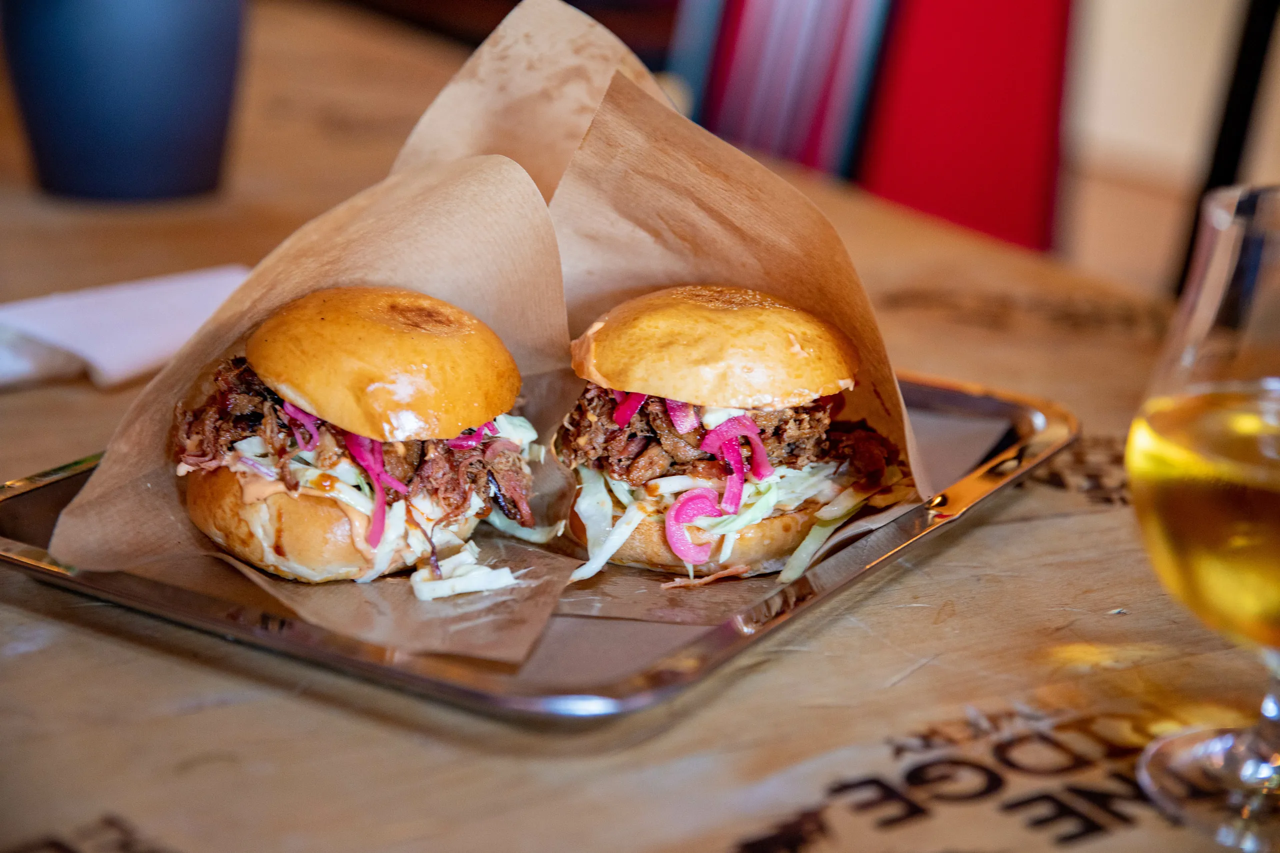 Två hamburgare fyllda med pulled pork och picklad rödlök.