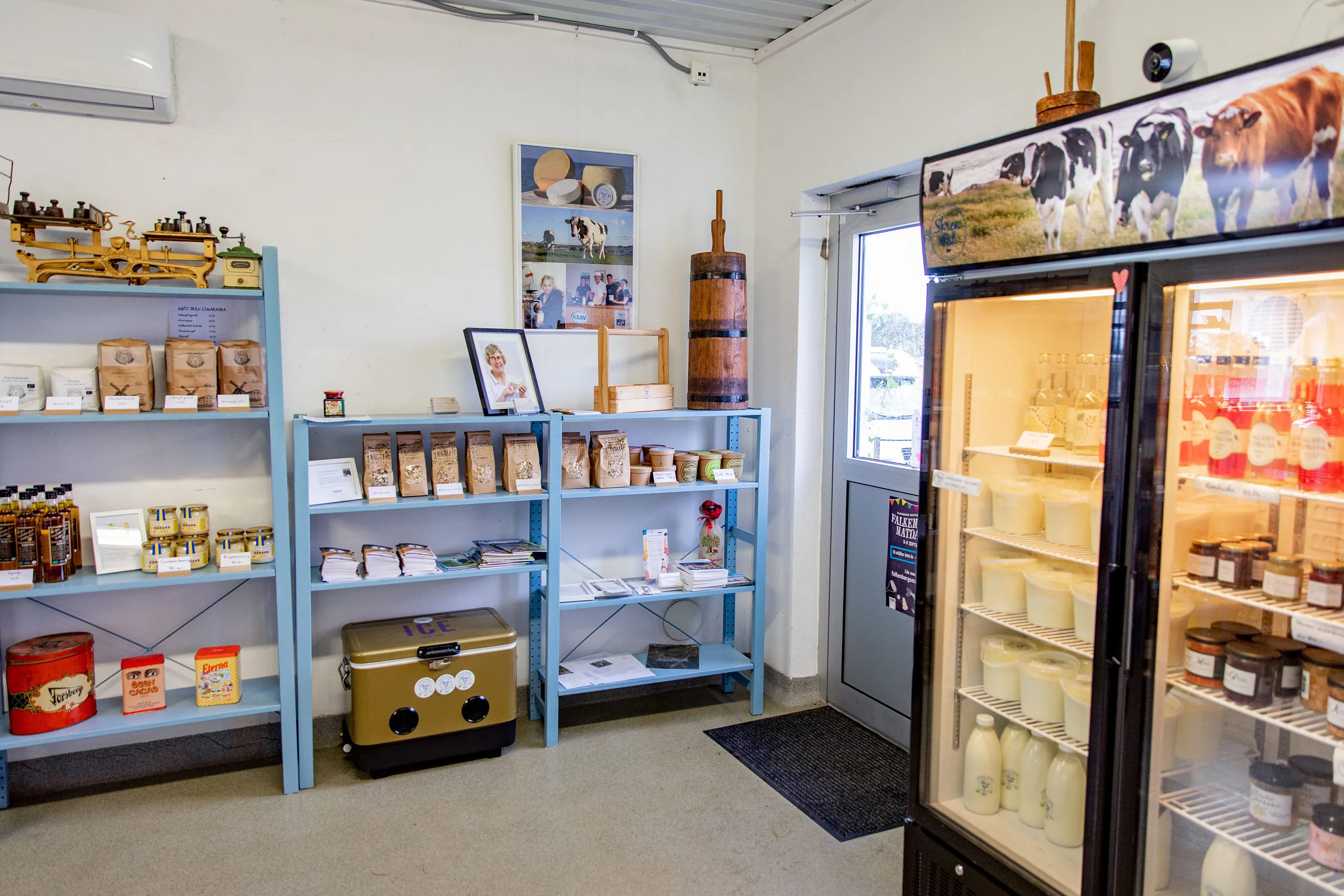 Hyllor i gårdsbutik.