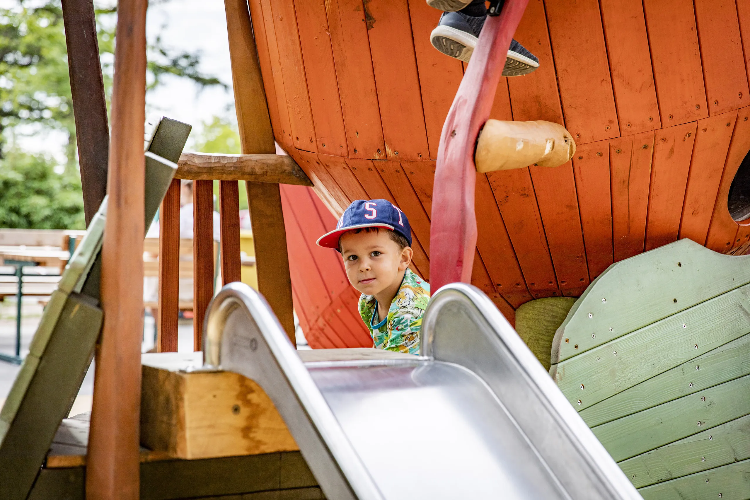 Barn som leker på lekplats