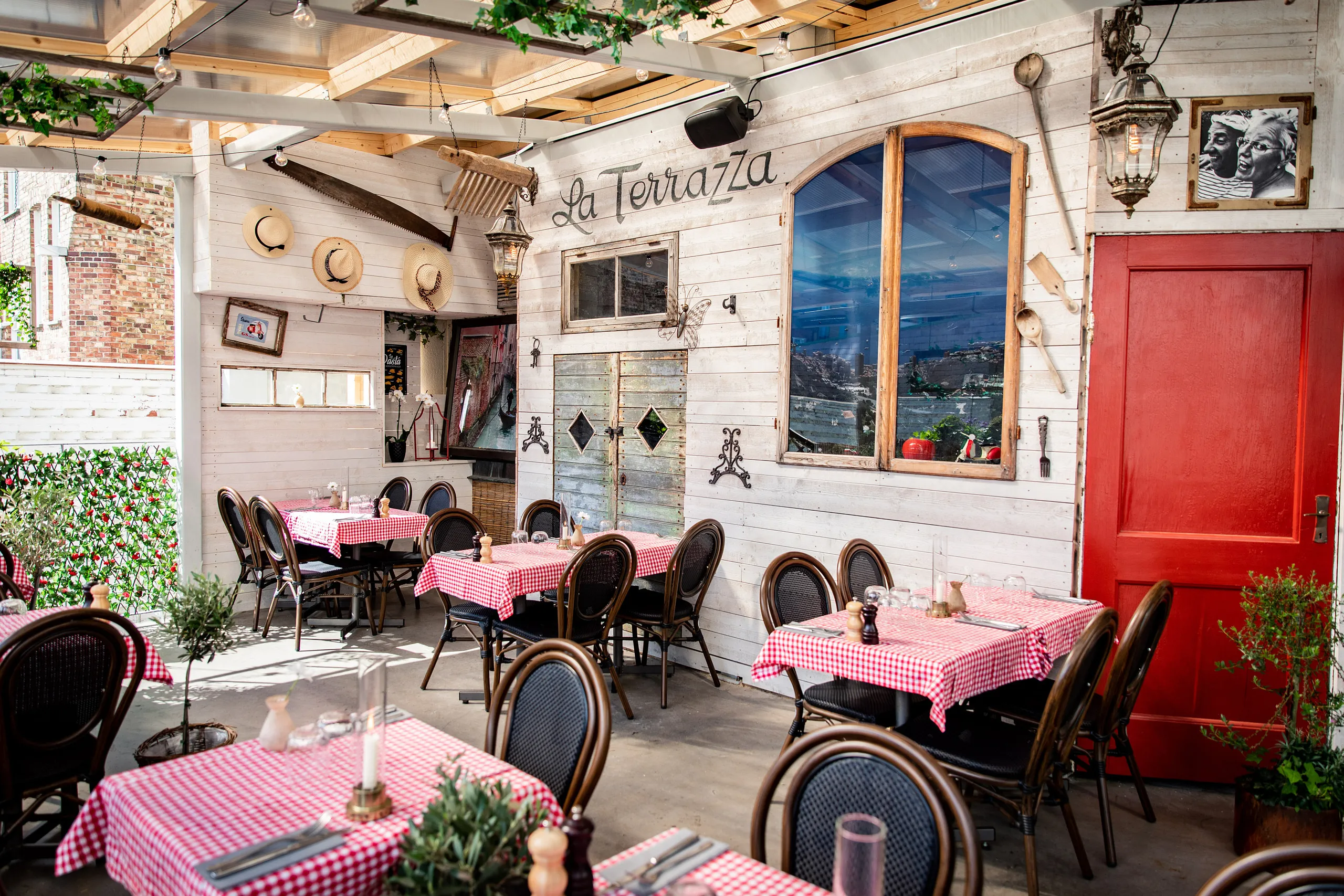 Uteservering på bakgård i italiensk stil.