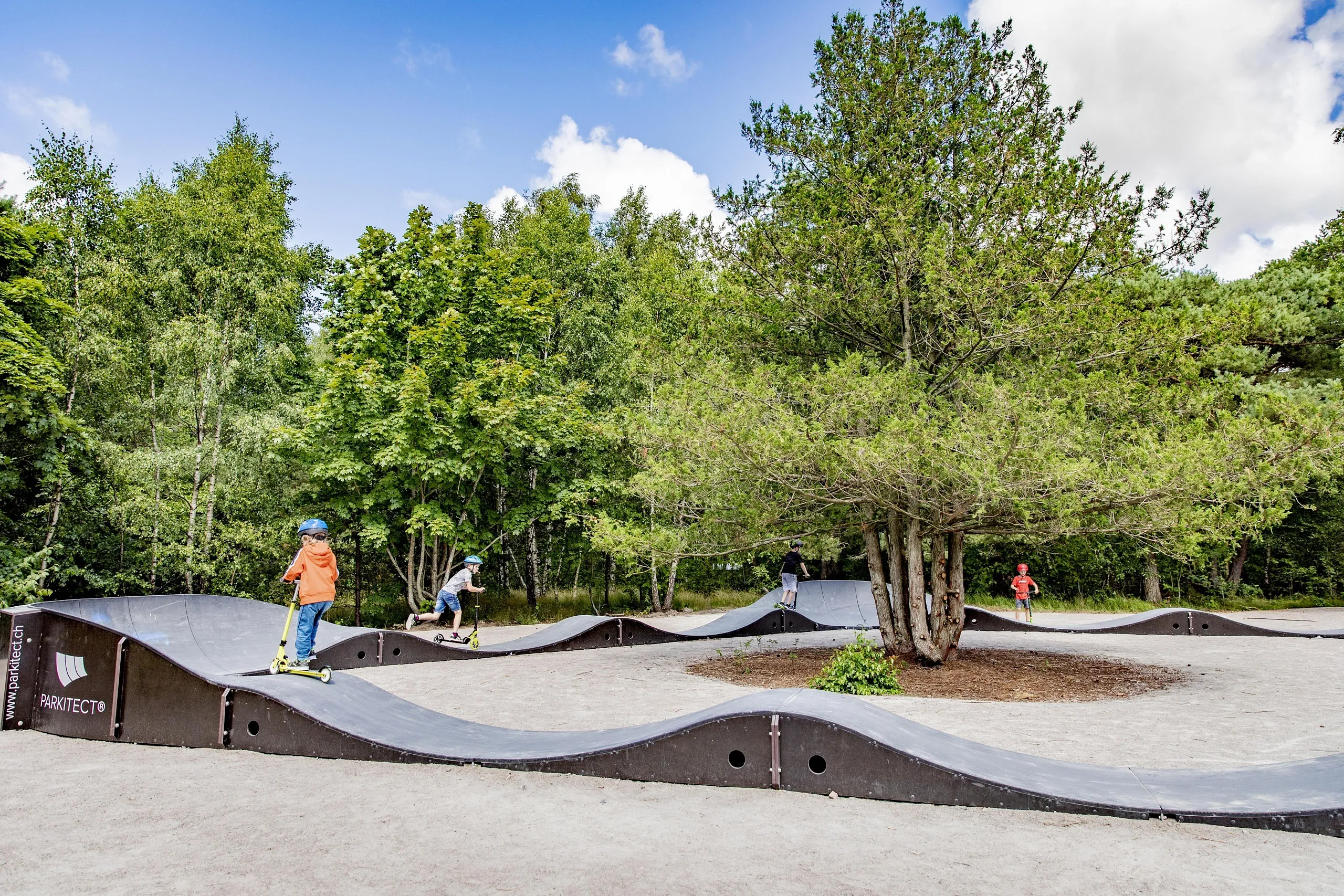 Barn som åker på pumptrack-banan