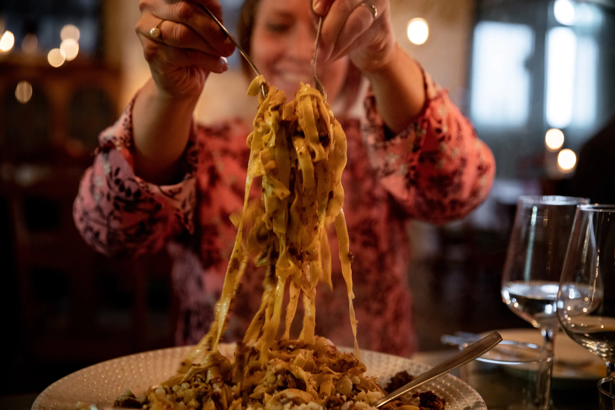 kvinna tar ett stort lass med pasta.