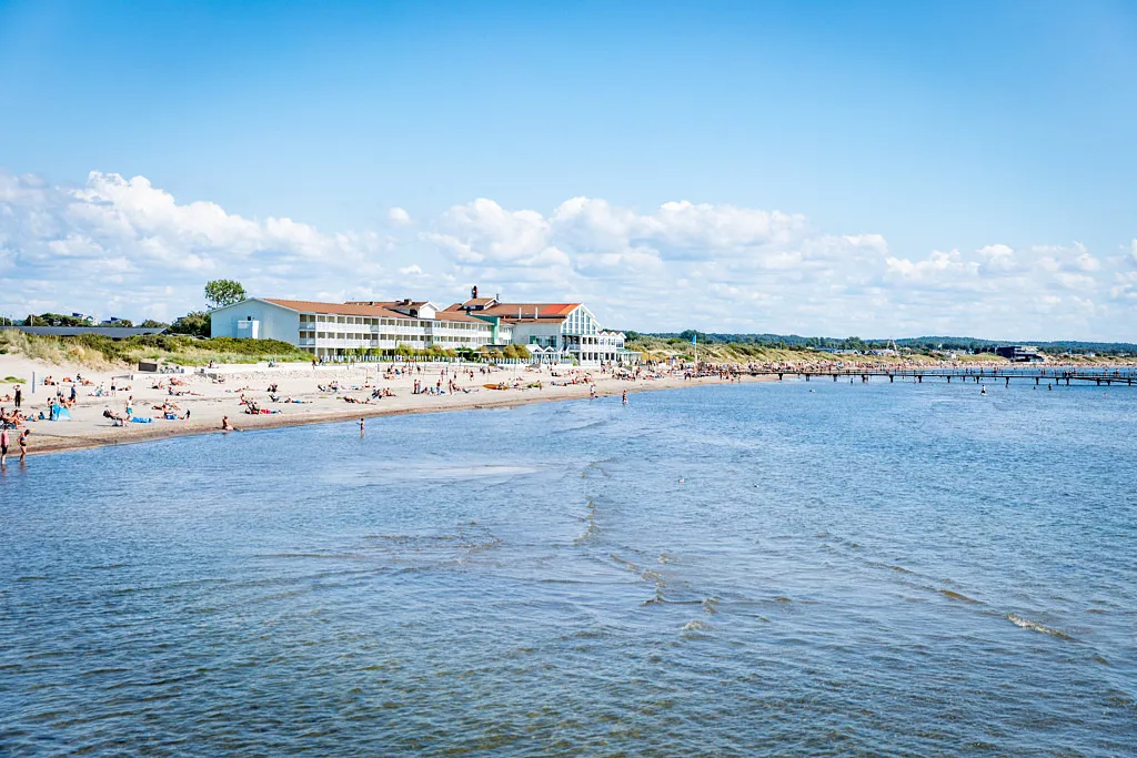 Vy över Skrea strand med stort vitt hotell mitt på standen.