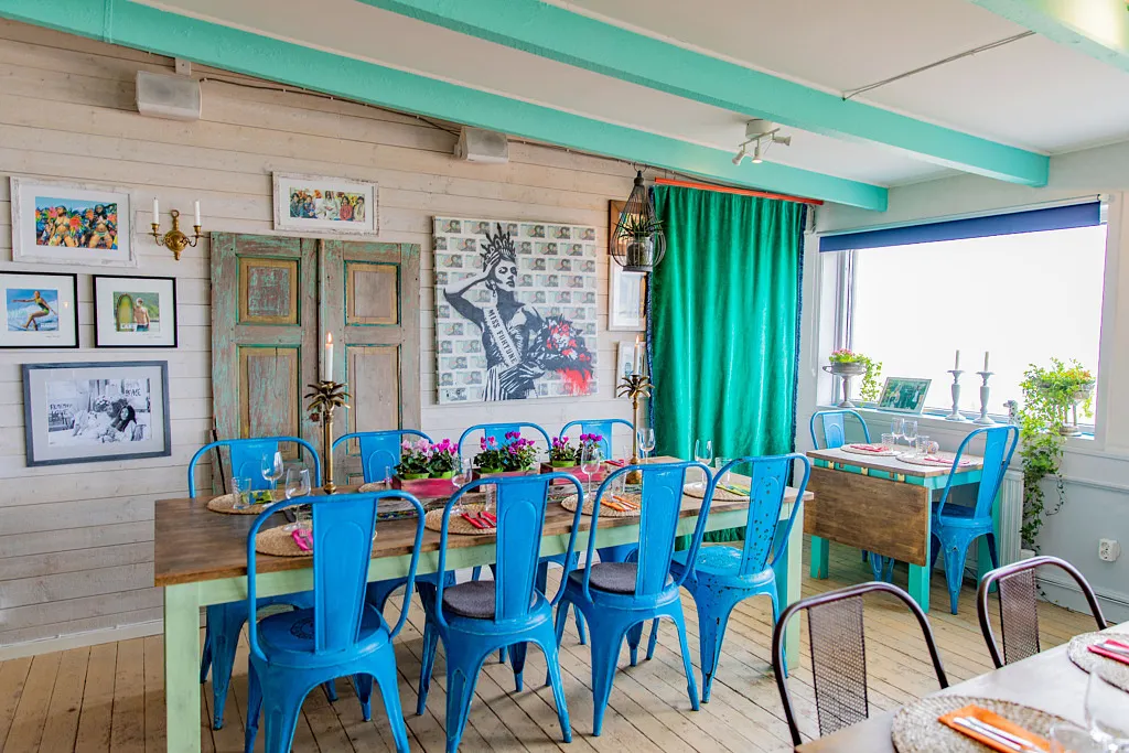 Restaurangmiljö med starka färger.