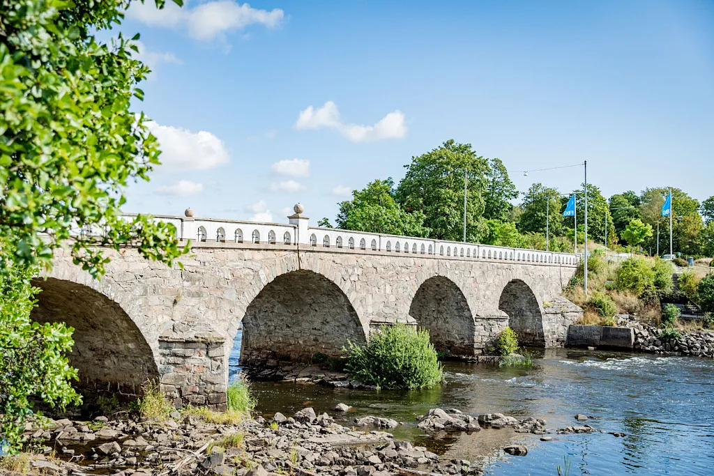 Stenbro med valv.