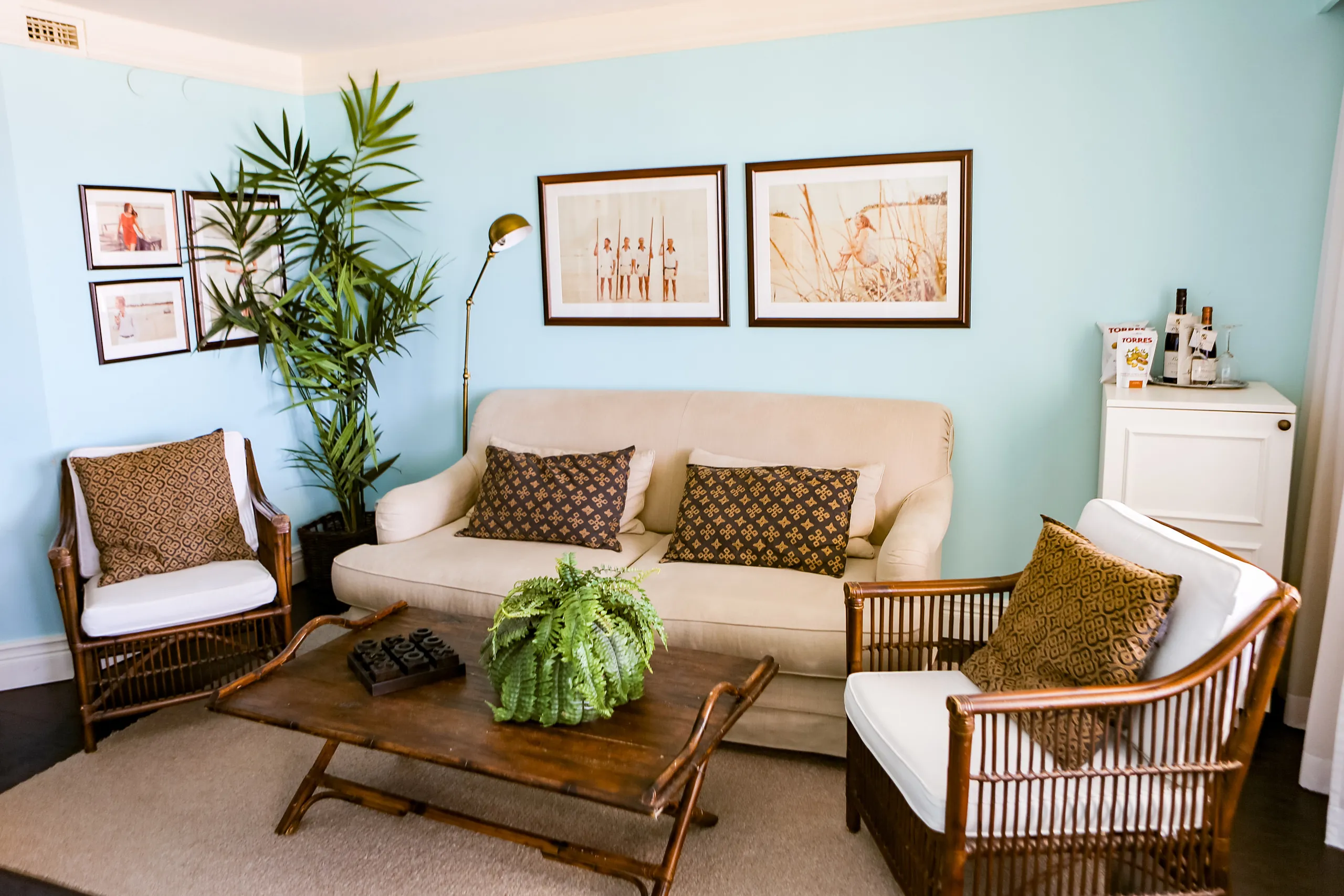 Soffgrupp i hotellrum.