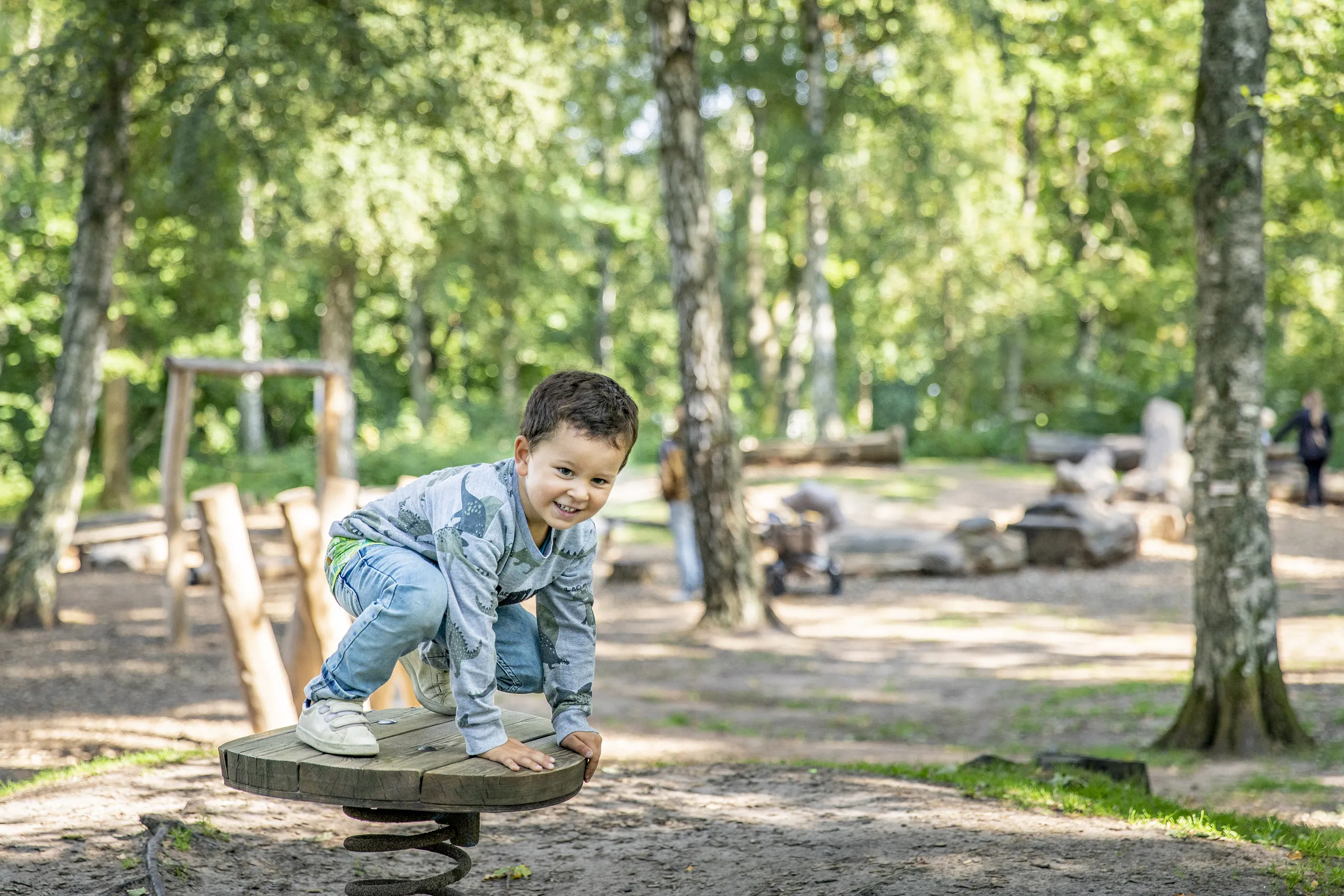 Pojke leker på Vallarnas Äventyrsbana