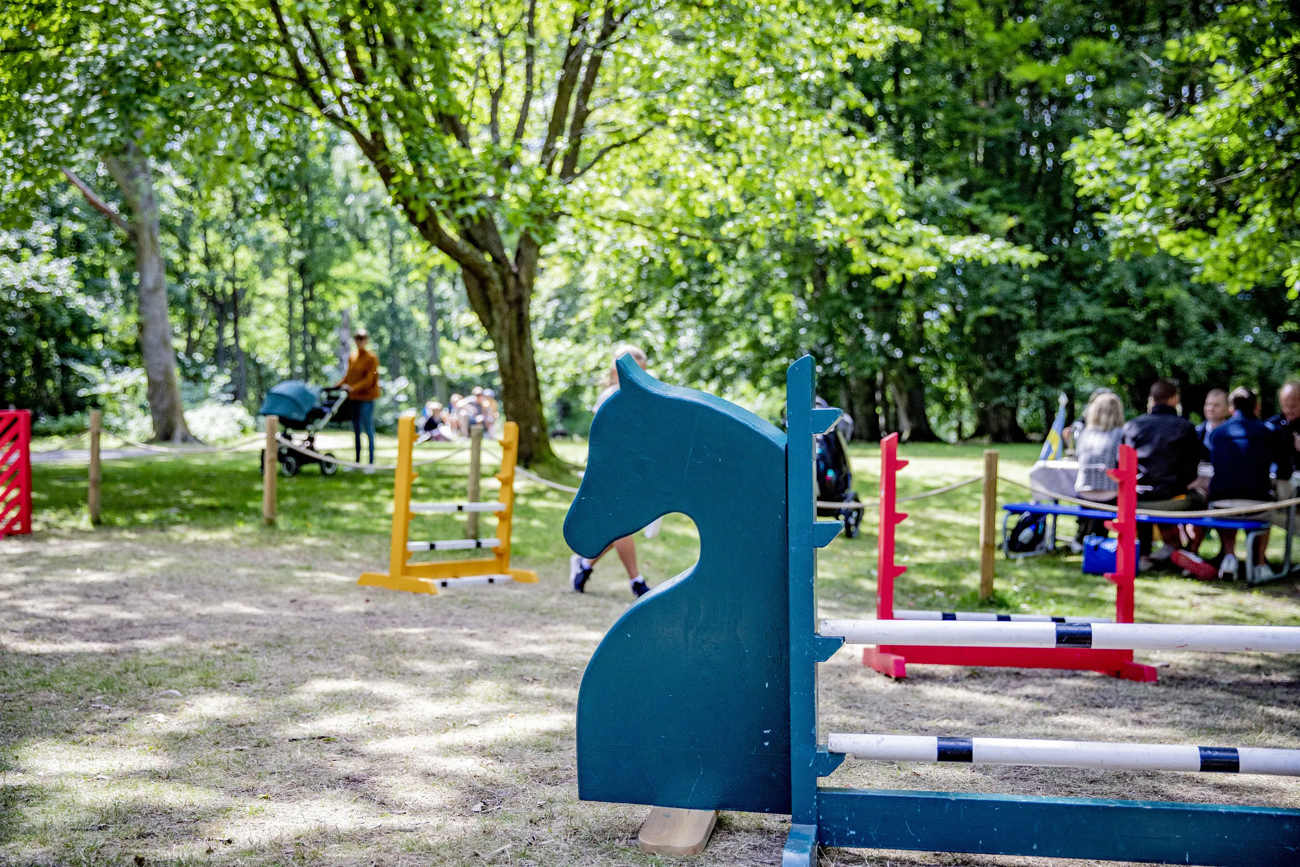 En solig dag på Vallarnas käpphästbana