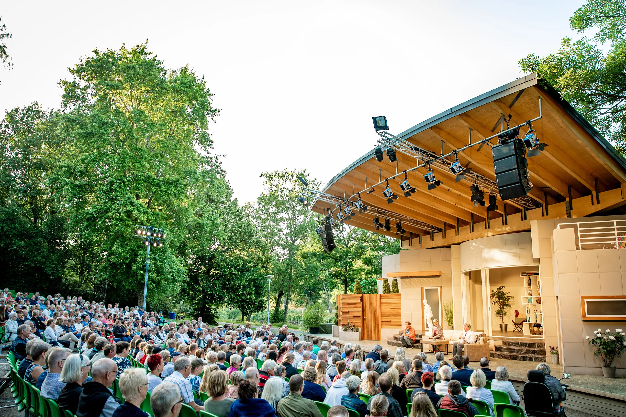 Publiken framför Vallarnas friluftsteater. Blickarna mot scenen.