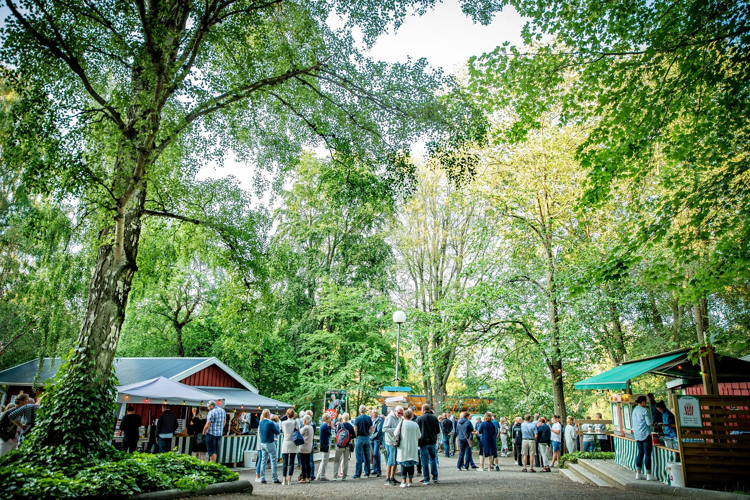Förväntansfulla människor inför teater på vallarna
