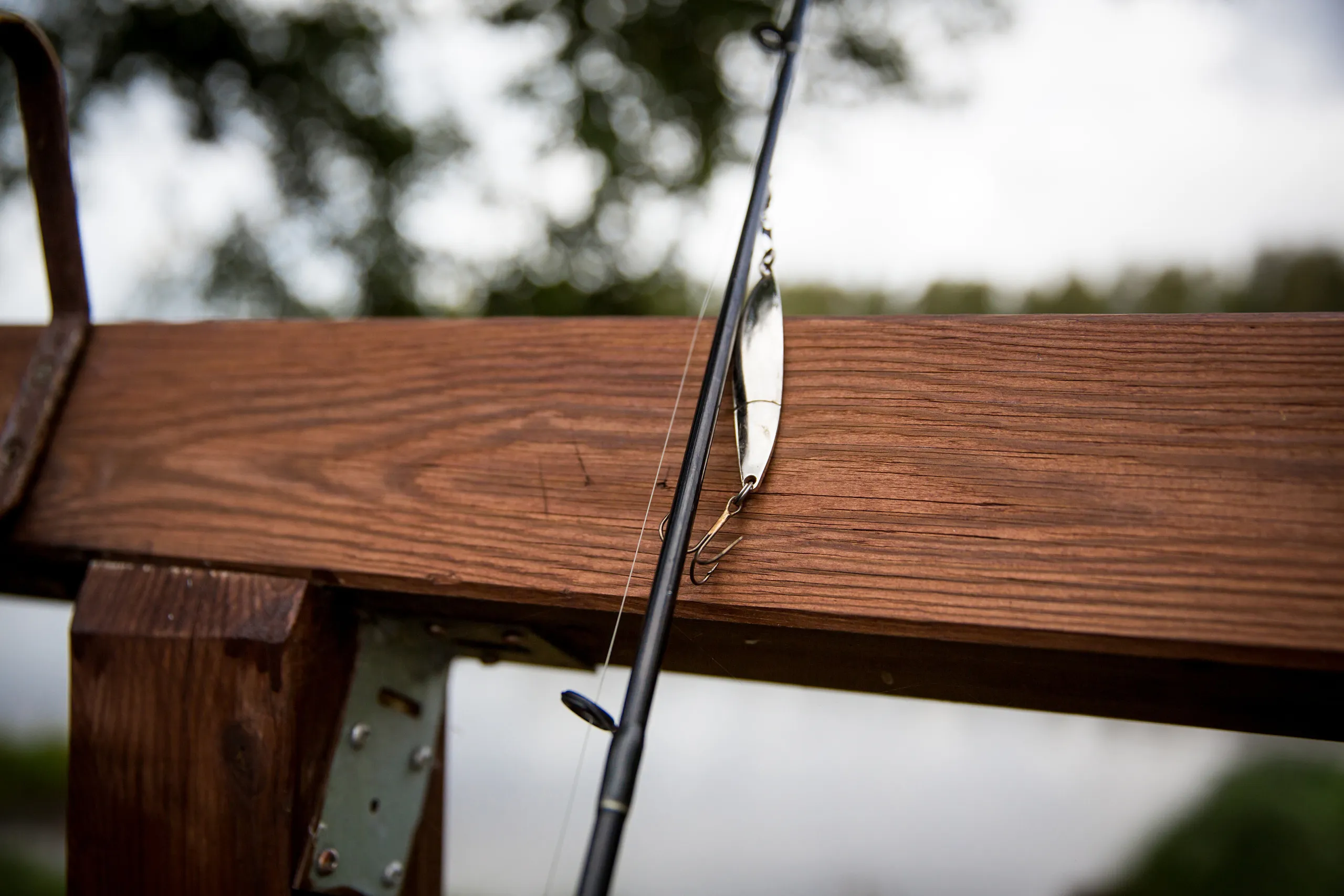 Fiskespö lutat mot et staket