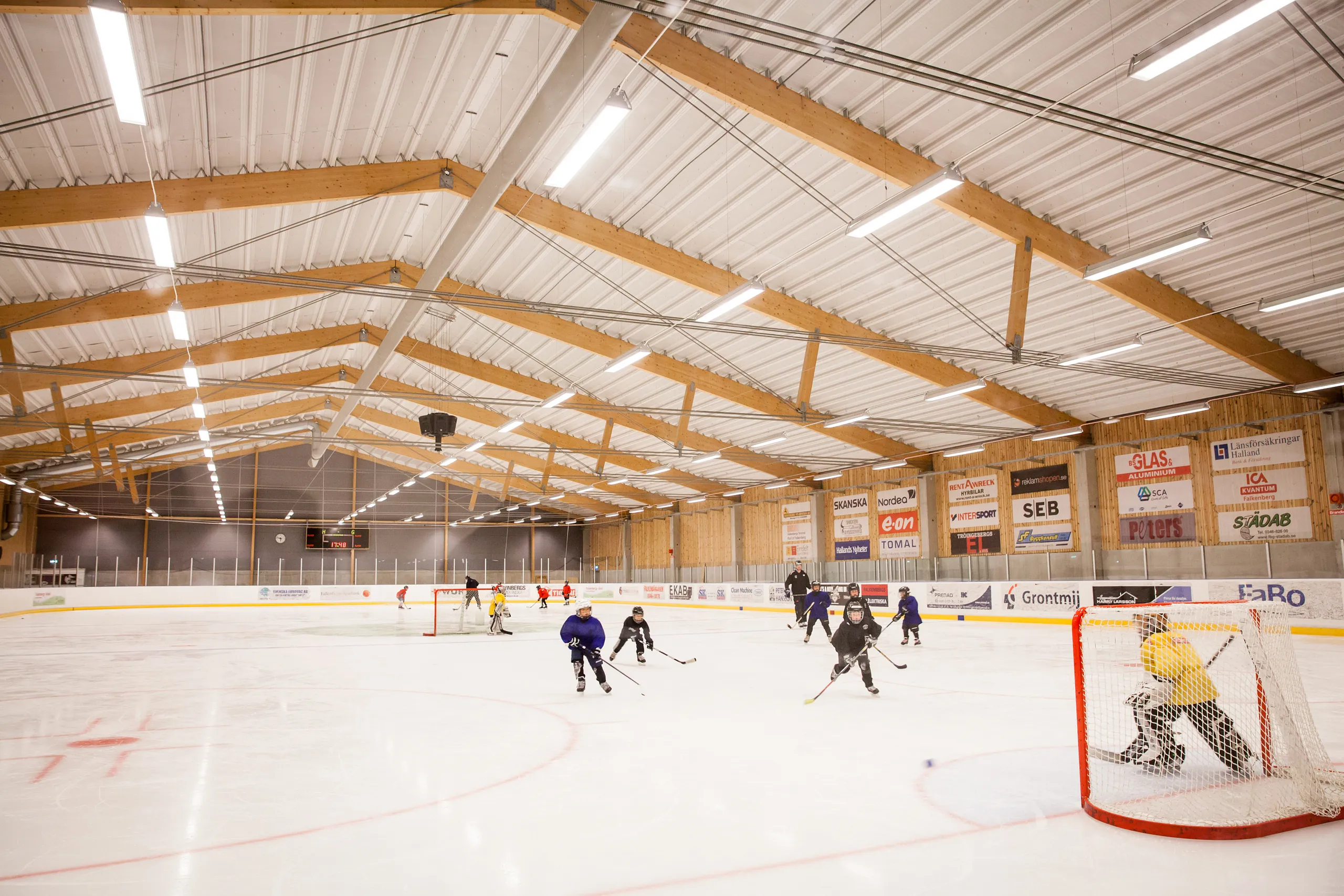 Hockeyspelare på isen i Falkenbergs ishall