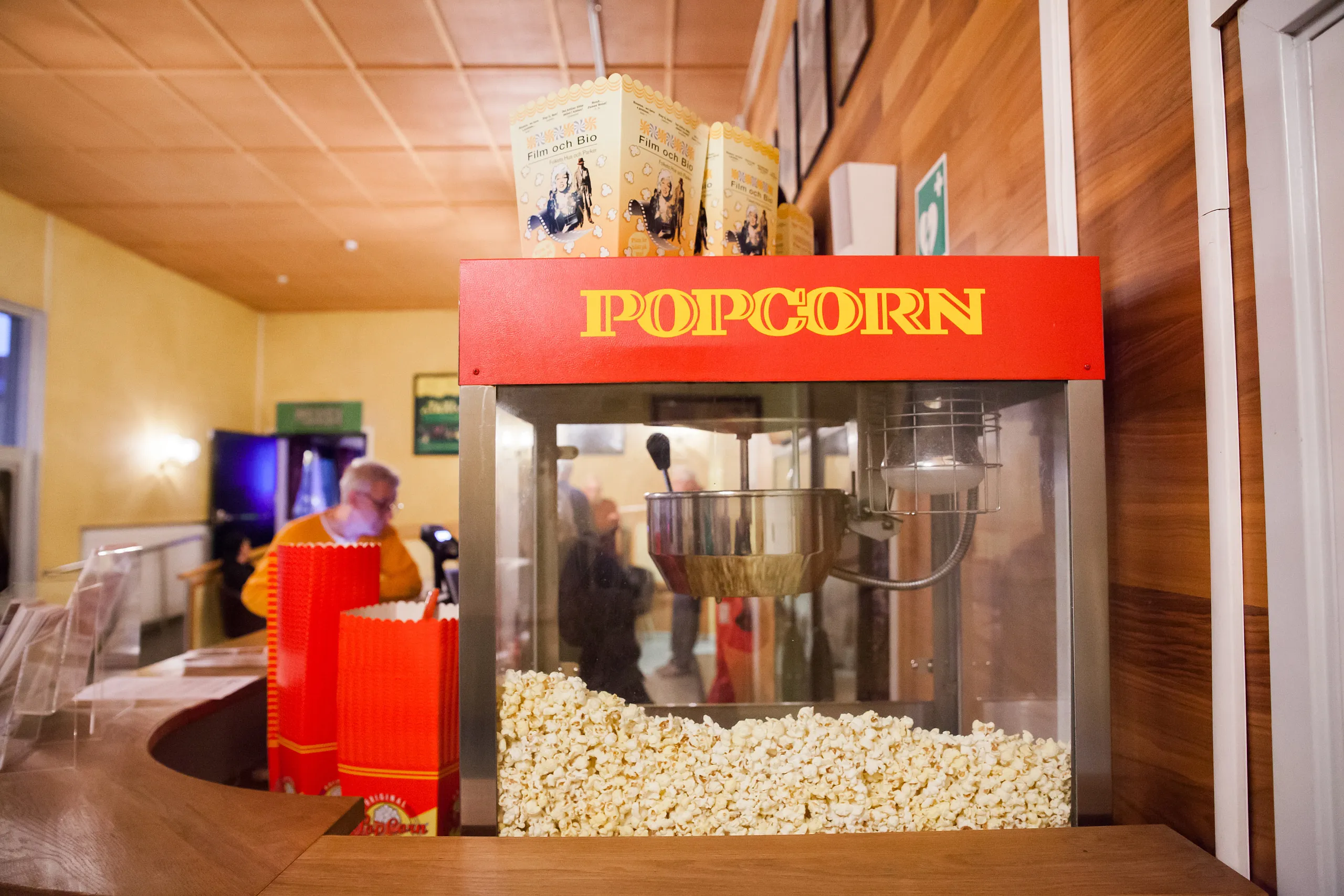 Popcornmaskin i en biograffoajé