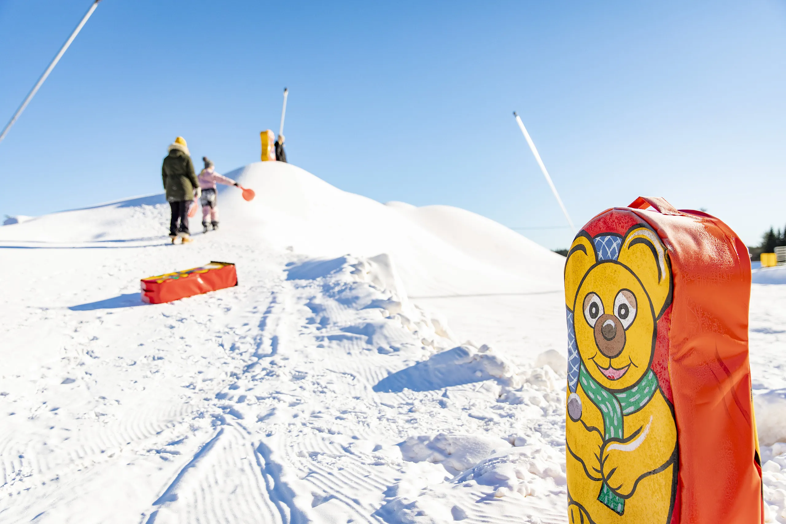 Pulkabacke med blå himmel