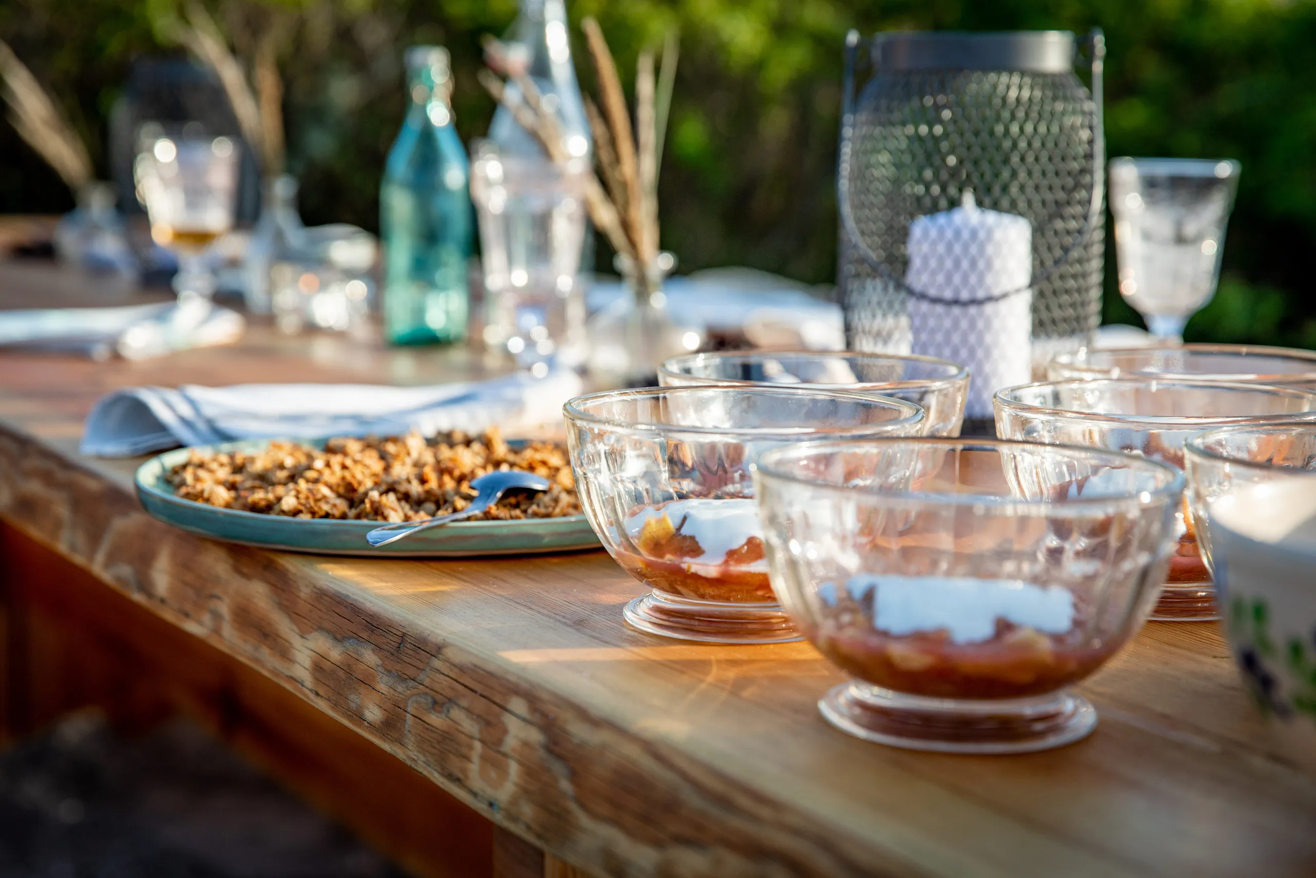 Skålar med mat i uppdukat på ett bord utomhus