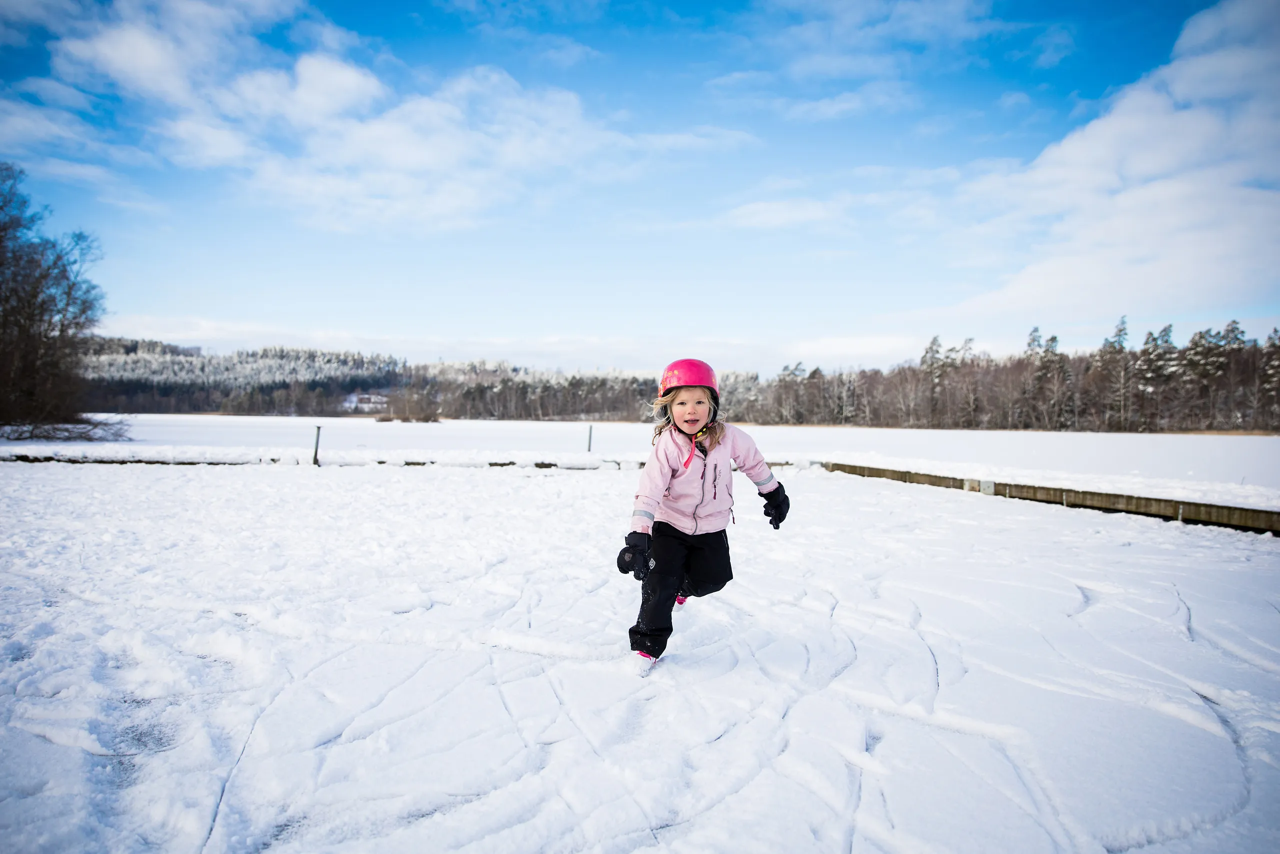 Flicka på skridskor i ett vintrigt landskap