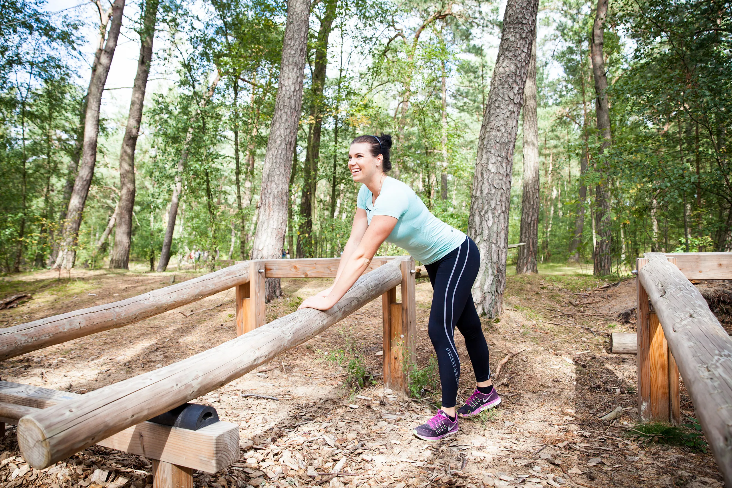Kvinna som tränar på Vallarnas utegym i skogen