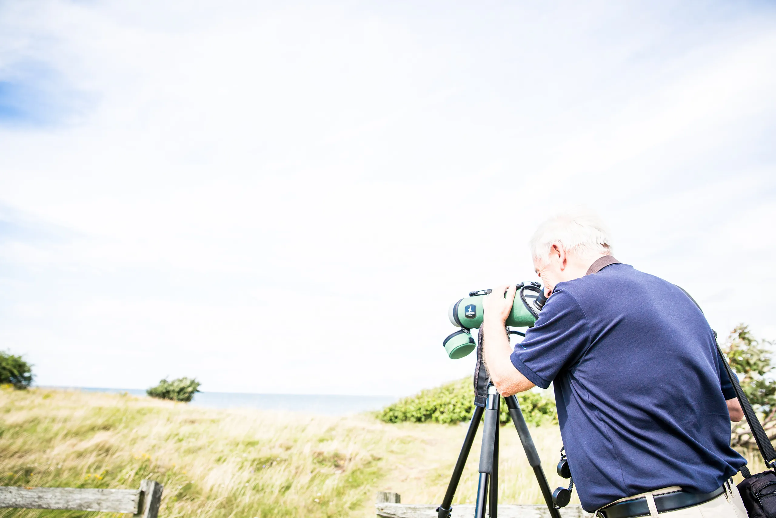 Fågelskådare som tittar in i sin kikare
