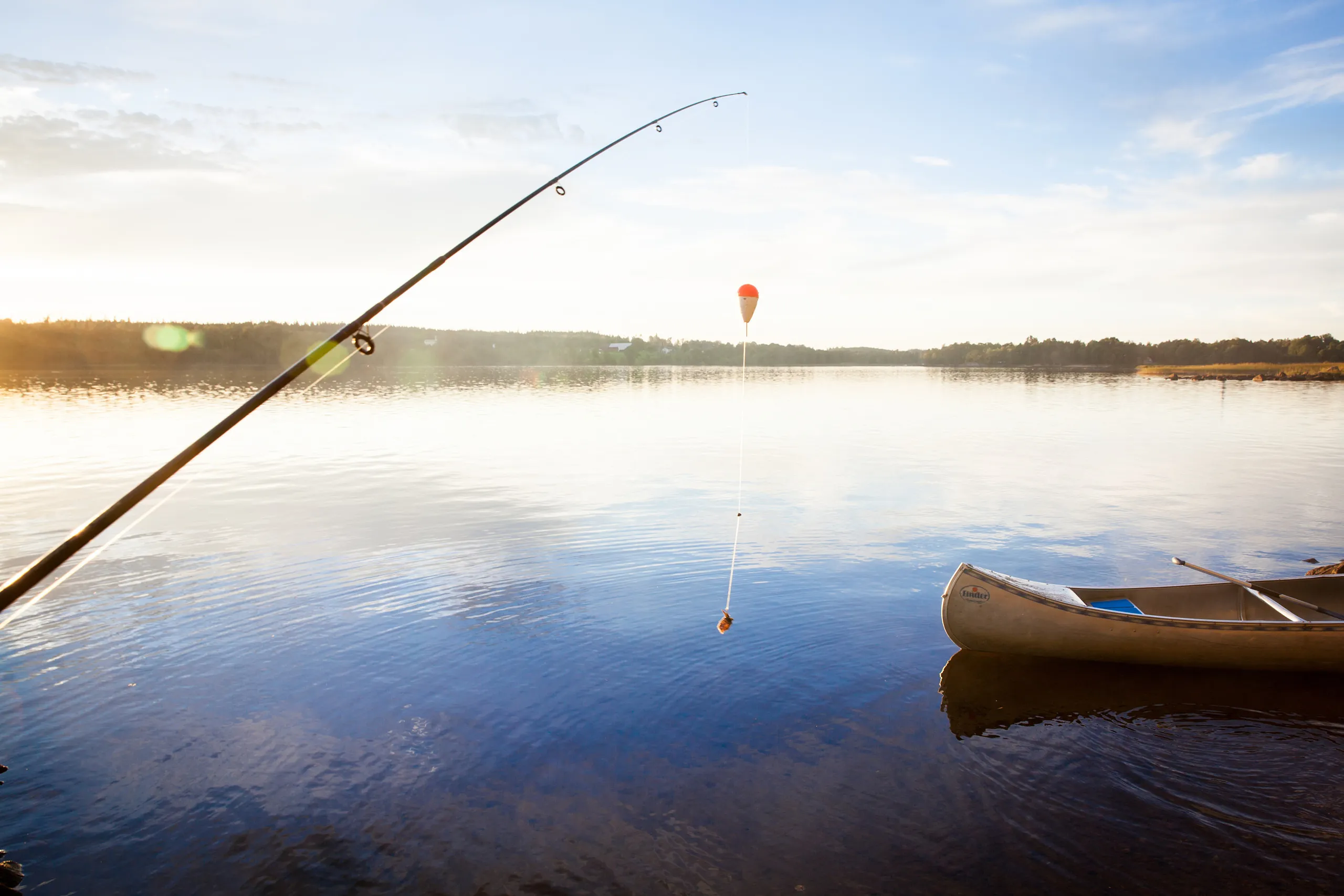Fiskespö över spegelblank sjö