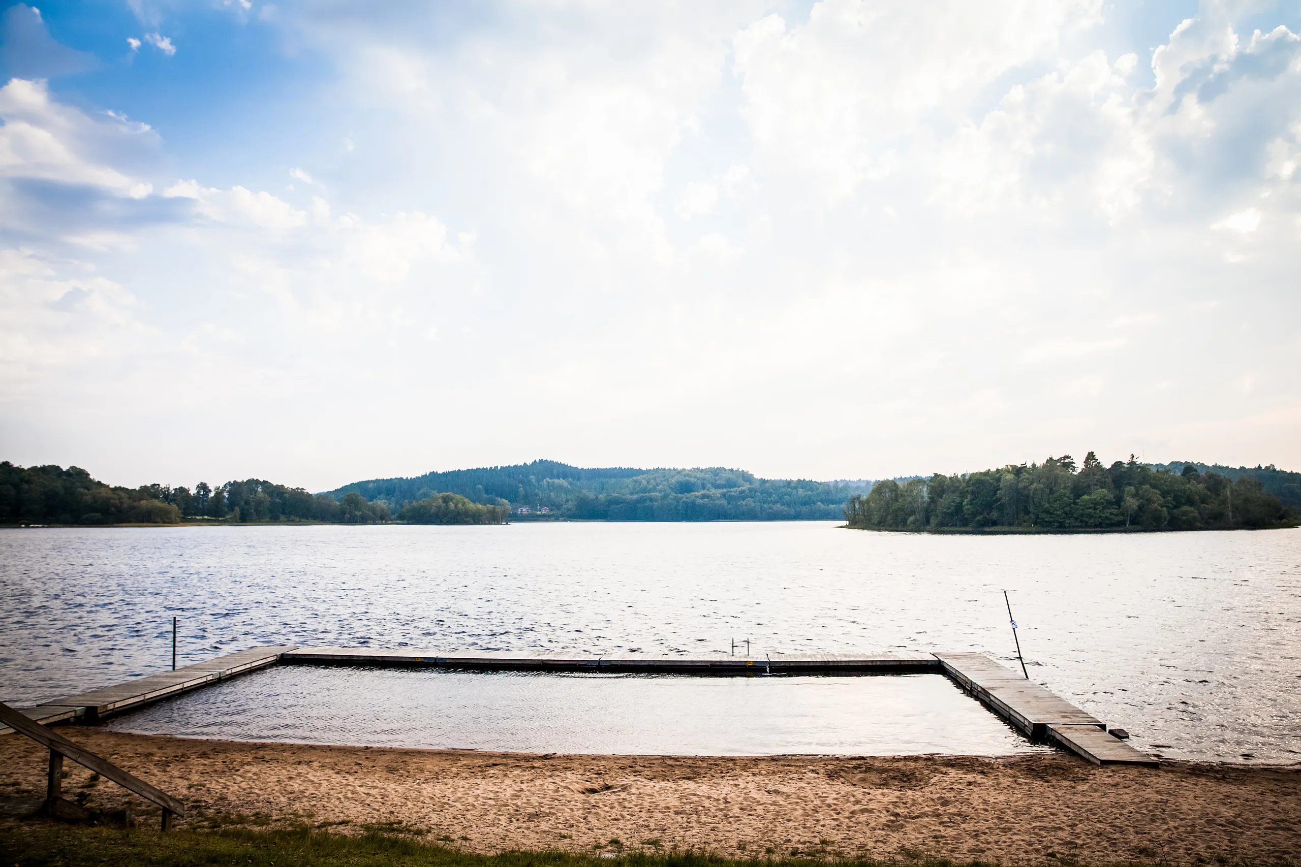 Badplats med brygga i en sjö
