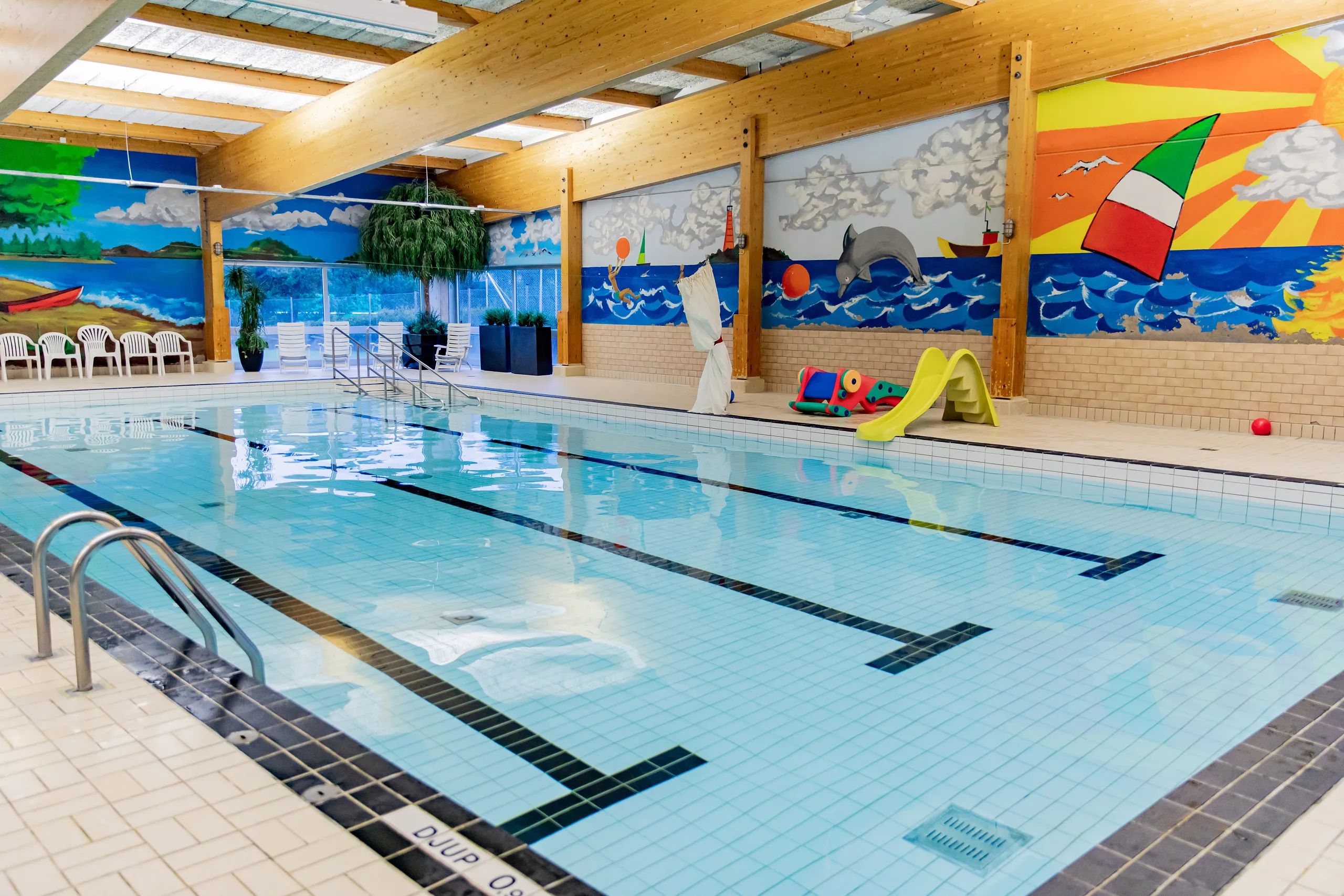 En barnbassäng på Klitterbadet med leksaker som ligger på kanten.