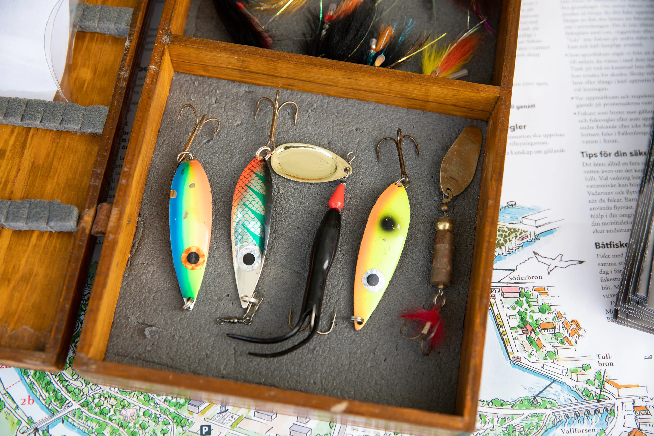 Fiskeredskap i en låda