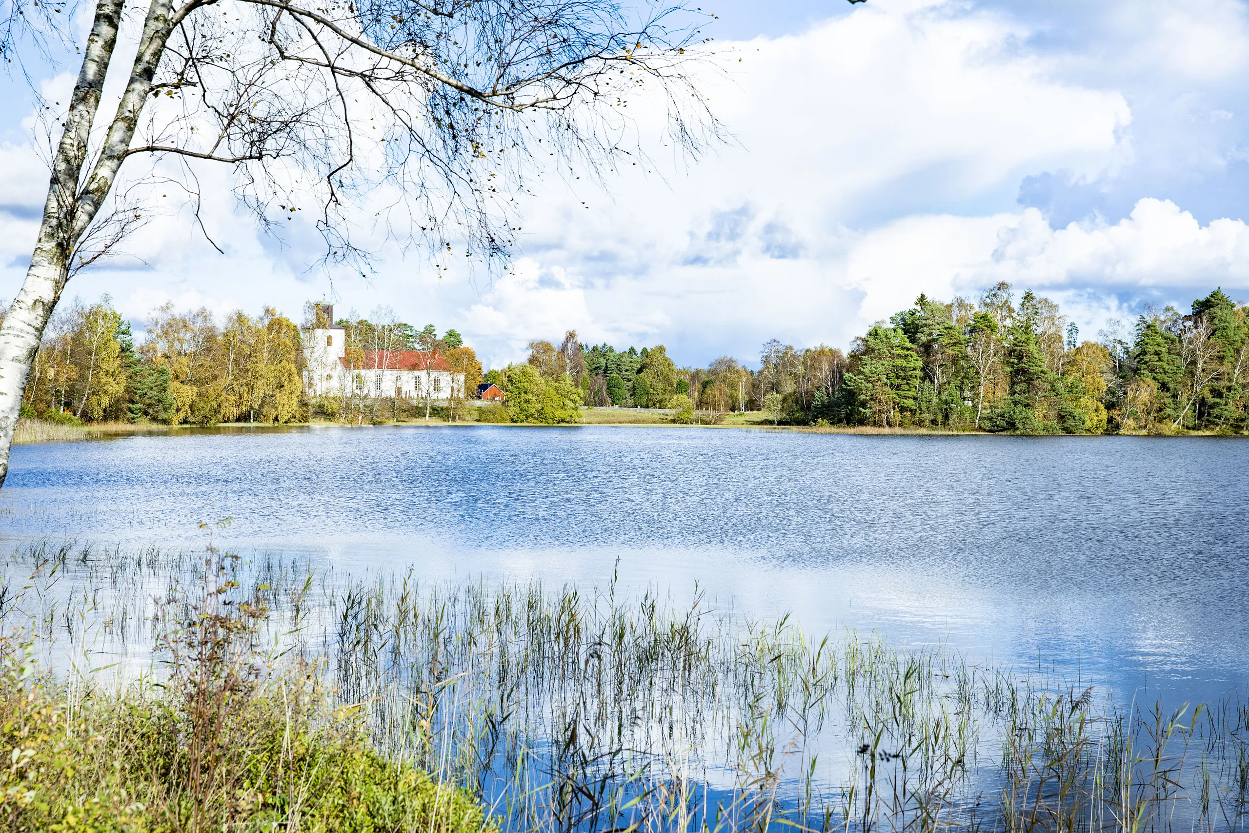 Sjö med en kyrka på andra sidan