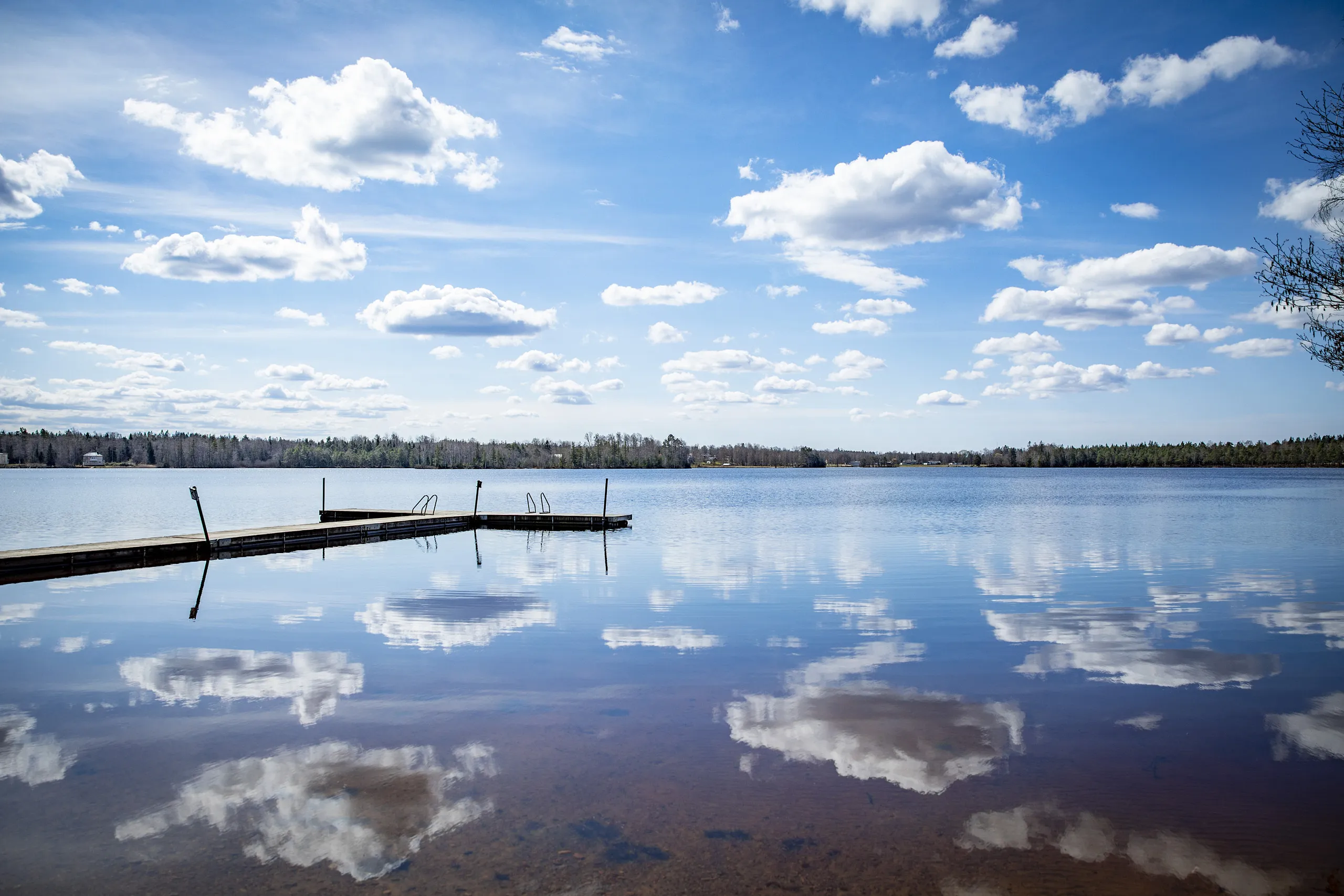 Utsikt över en sjö med en brygga