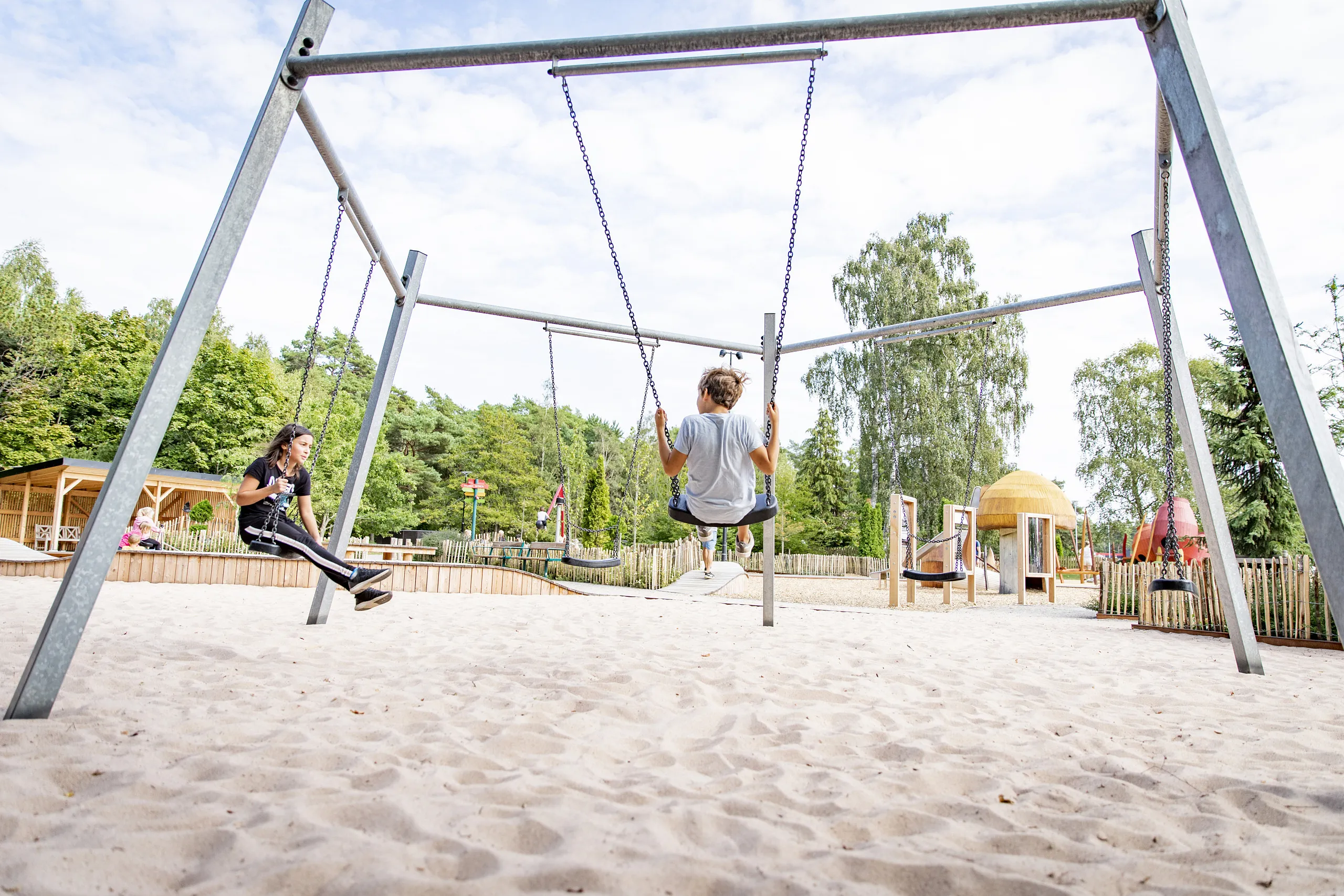 Jätte gunga med 2 barn i varsin gunga