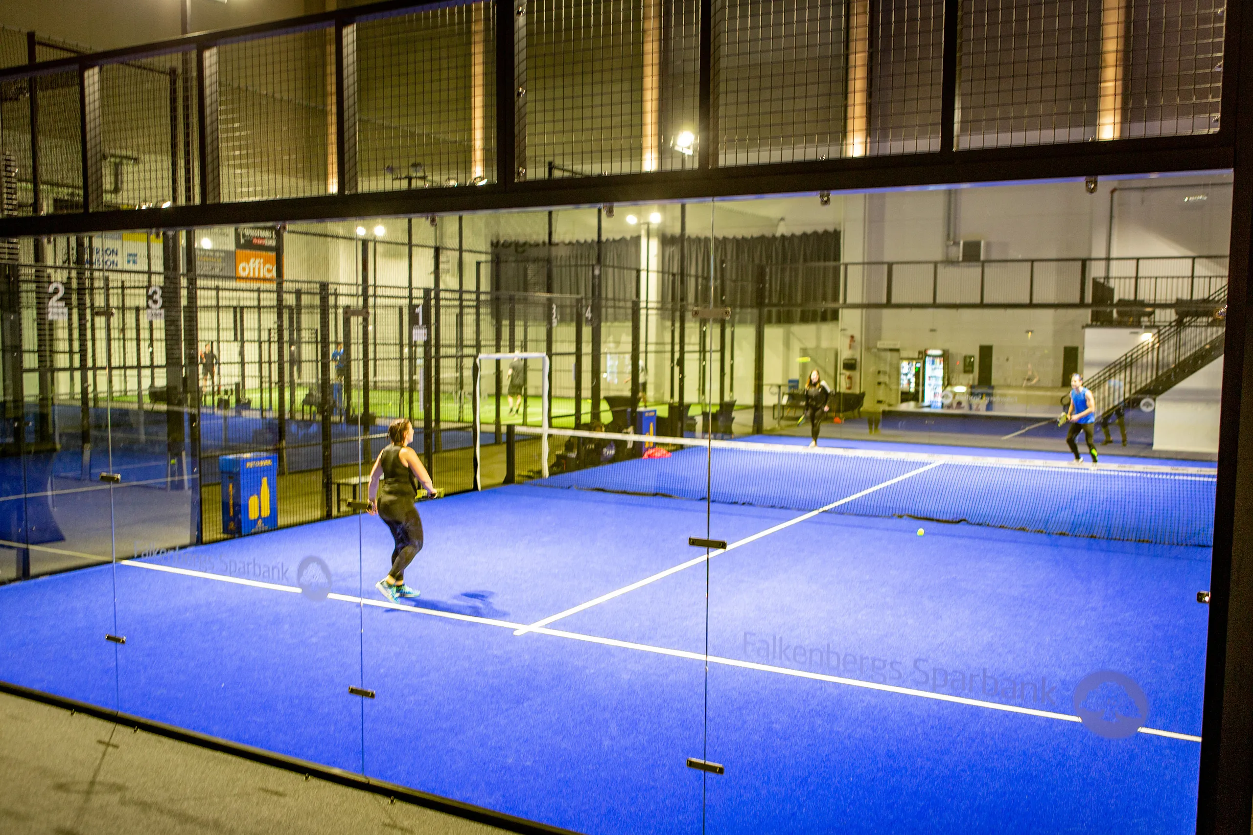 Padelbana med två spelare