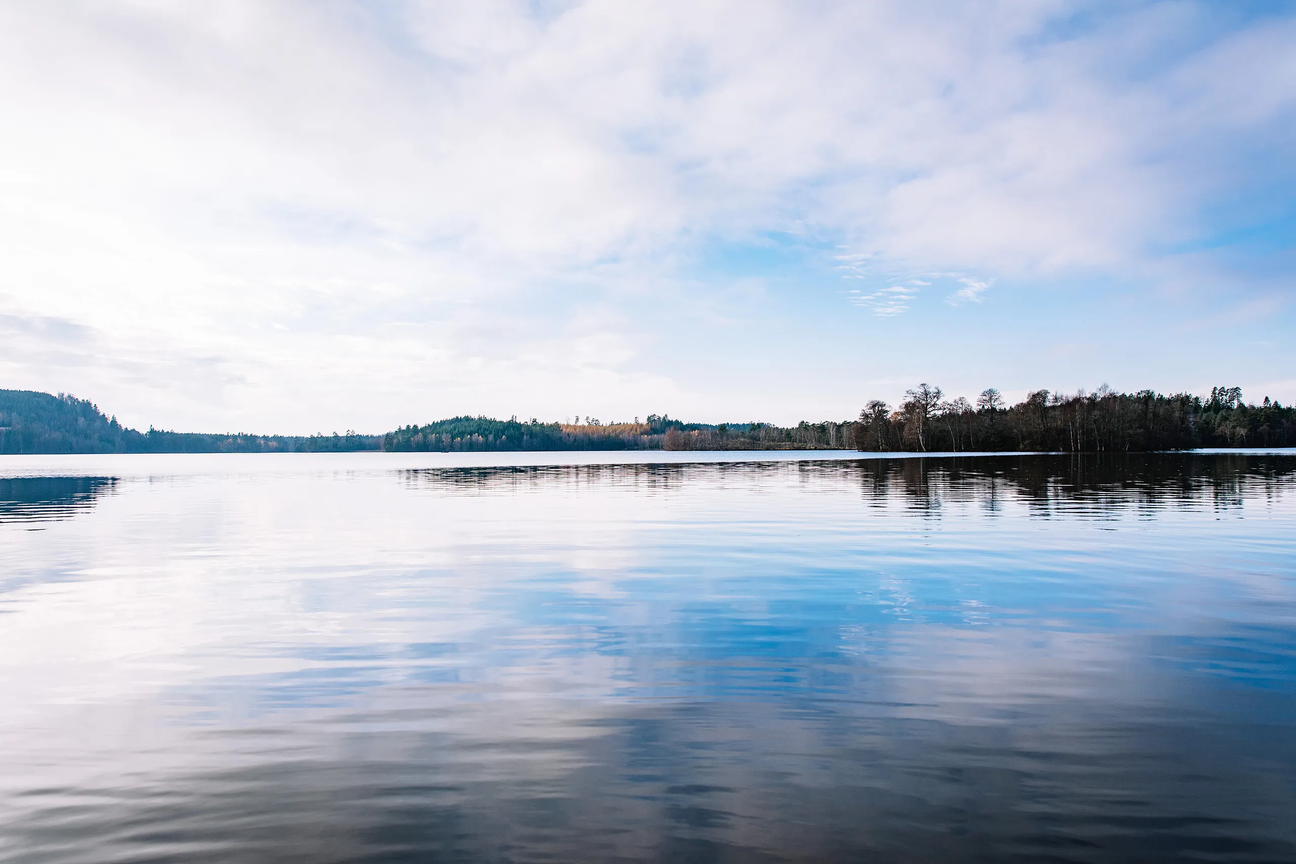 Sjö med en molnig himmel