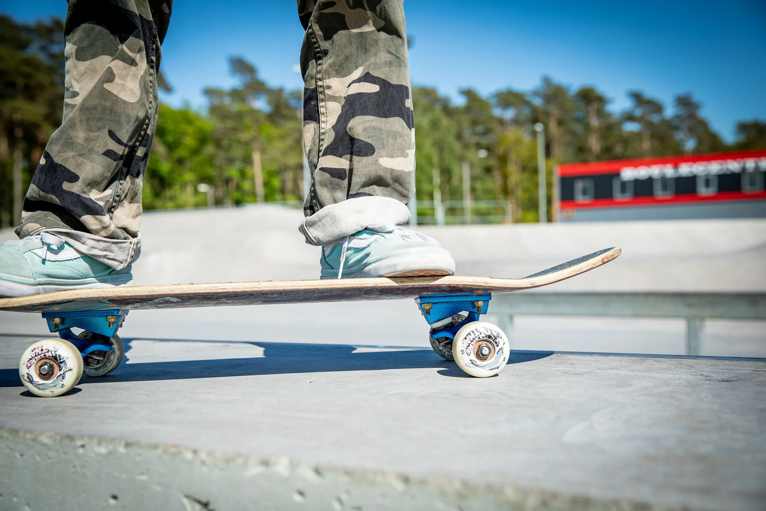 Barnfötter på en skateboard