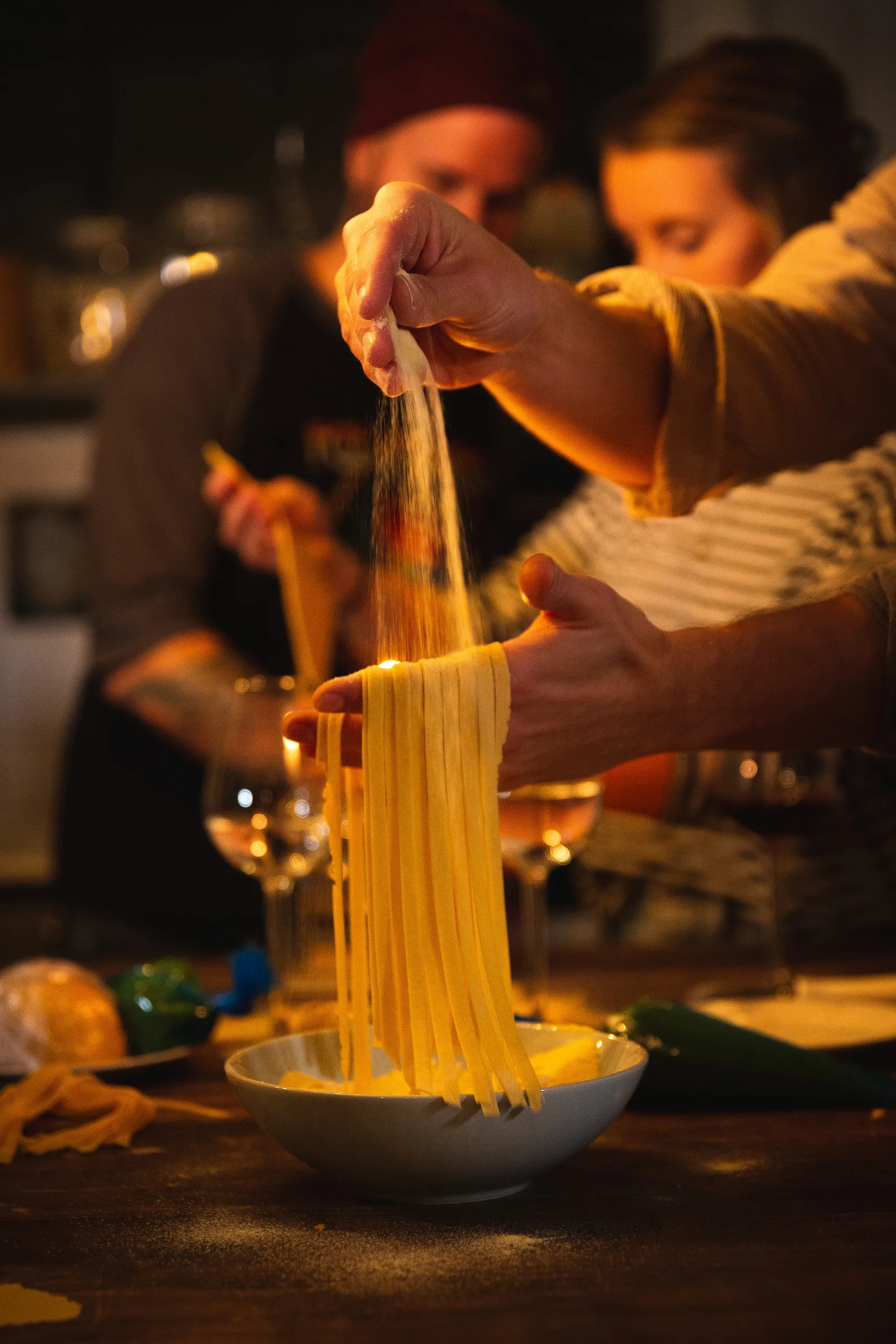 Pasta i personers händer